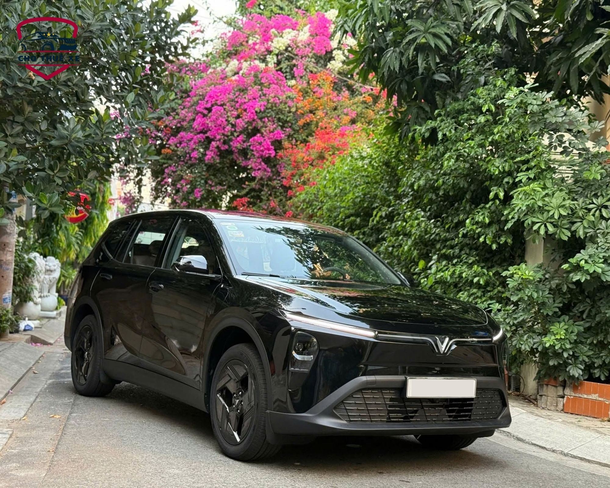 Xe VinFast VF 6 màu đen đỗ ngoài trời, phù hợp thuê xe dịp Tết và di chuyển đường dài