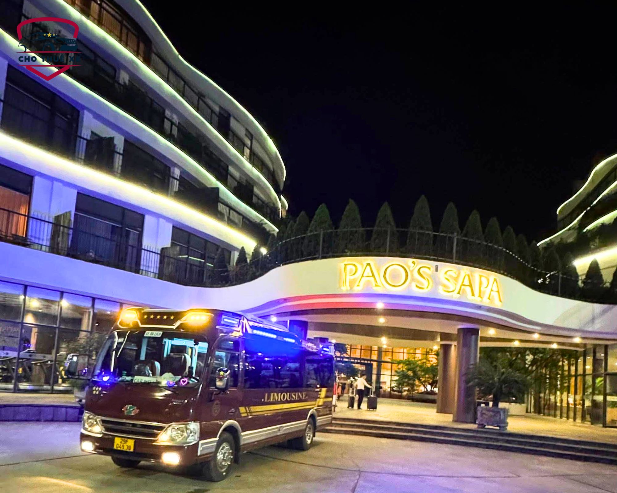 Xe limousine 19 chỗ phục vụ tour Hà Nội Sapa đón khách tại khách sạn