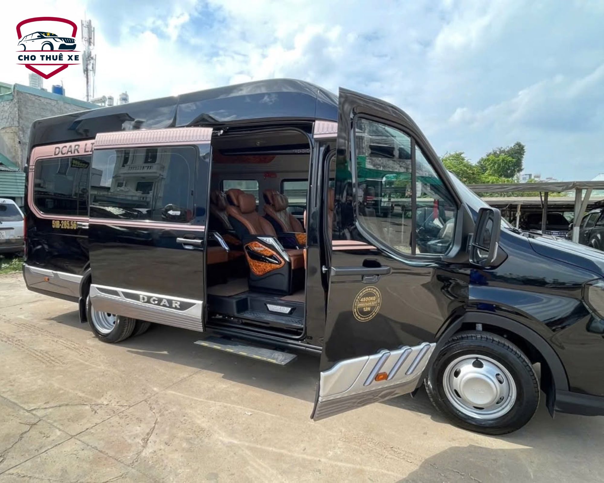 Xe limousine 9 chỗ gia đình đi Đà Lạt xe đen hiện đại với hàng ghế da êm ái, phù hợp cho những chuyến đi nghỉ dưỡng