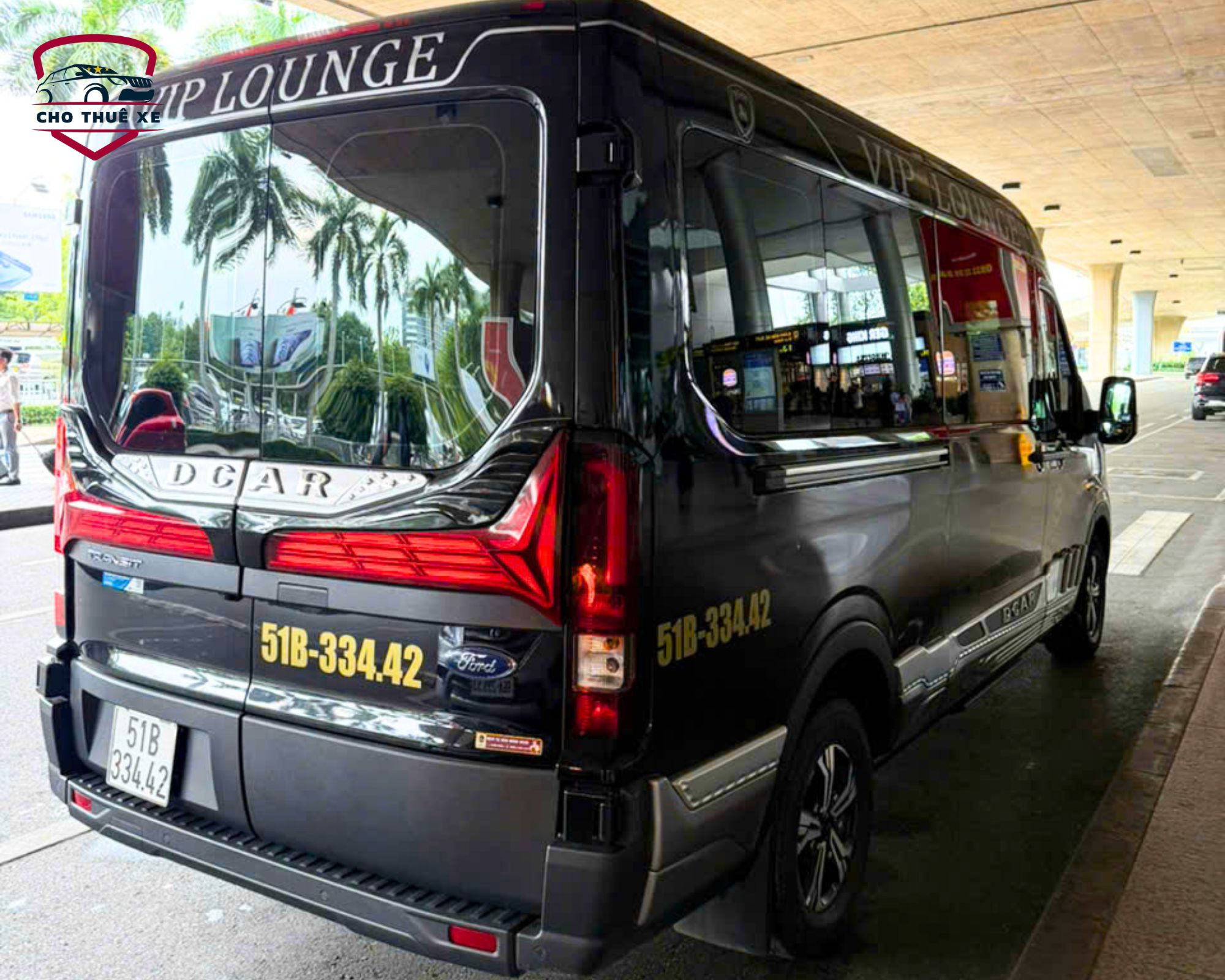 Xe limousine Vip Lounge cao cấp đón đoàn khách ở sân bay Tân Sơn Nhất đi nghỉ dưỡng tại Đà Lạt