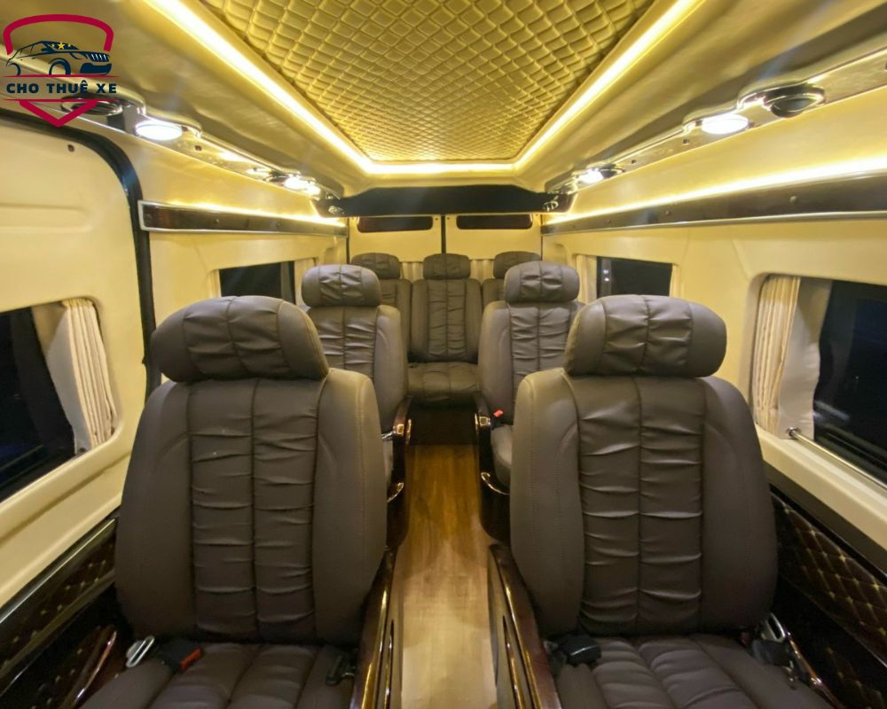 Xe limousine có ghế ngồi được bọc da cao cấp
