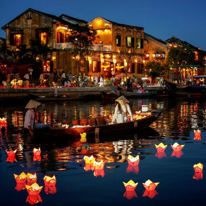 Thả đèn trên dòng sông Hoài