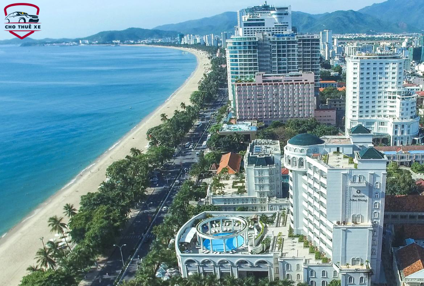 Đường biển dài ở Nha Trang vào lúc trưa nắng