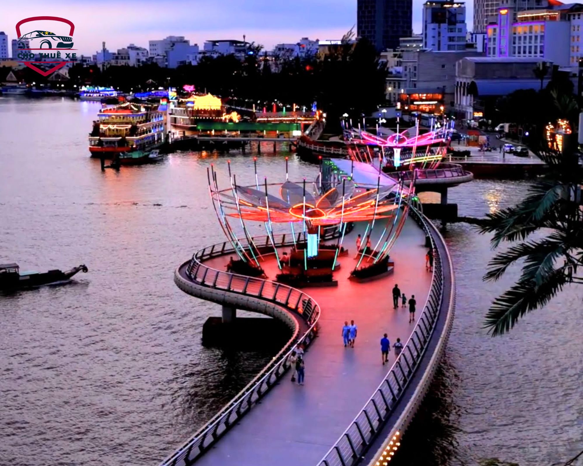 Bến Ninh Kiều là nơi sầm uất và tấp nập nhất ở Cần Thơ về đêm