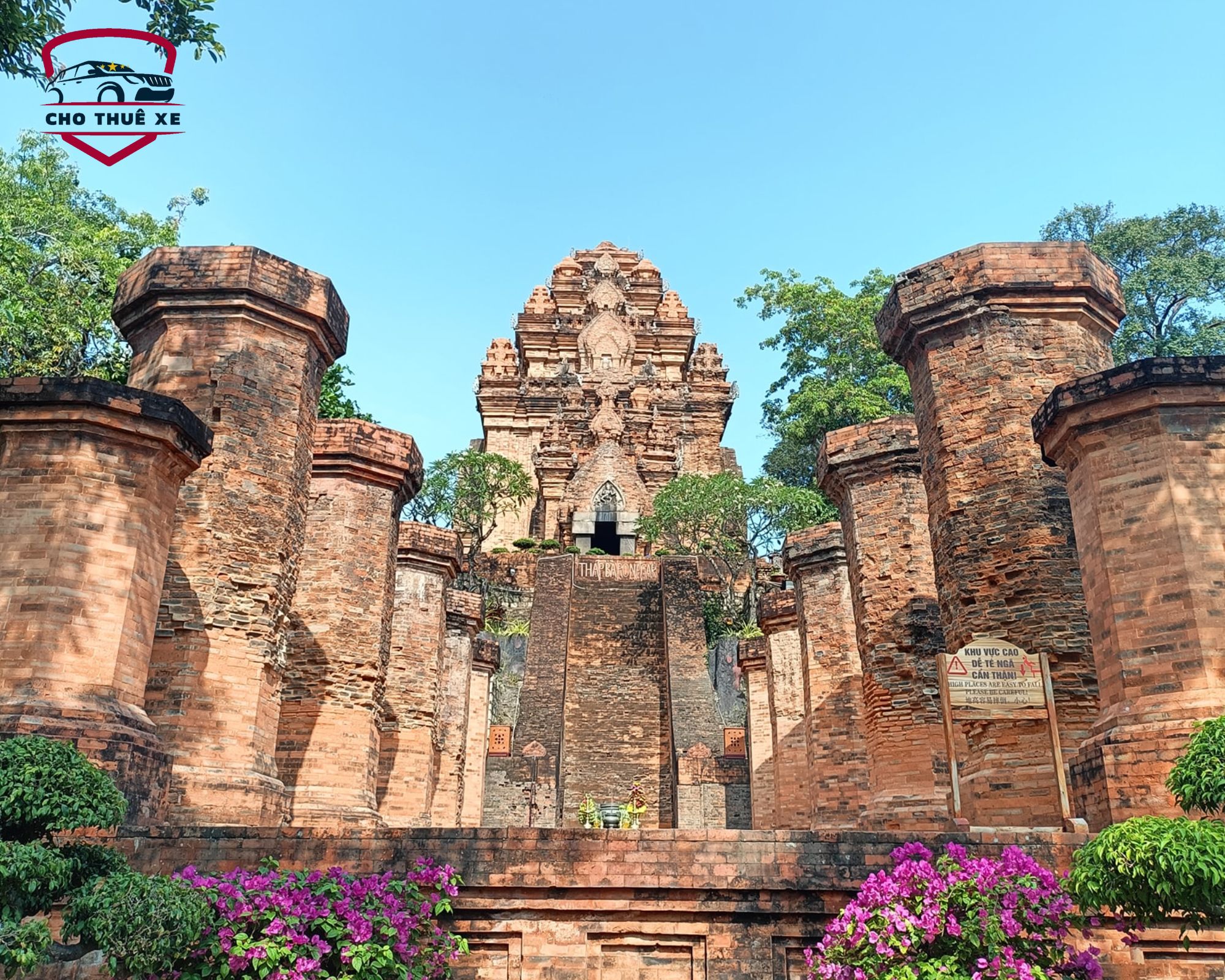 Các ngọn tháp gạch nung của Tháp Bà Ponagar, một di tích văn hóa Chăm Pa quan trọng ở Việt Nam