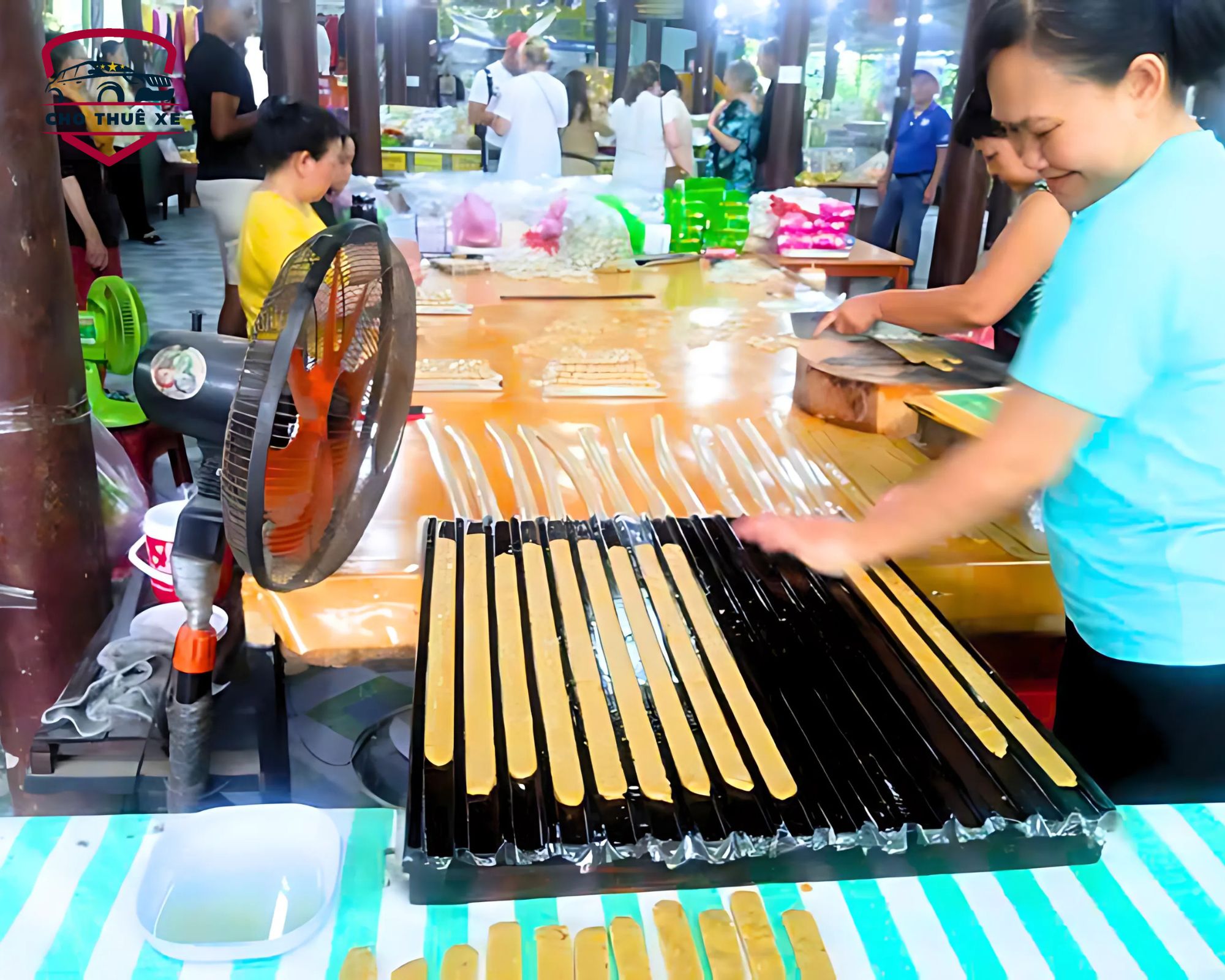 Cận cảnh công đoạn cắt kẹo dừa nóng trên khuôn tại một xưởng sản xuất ở Mỹ Tho