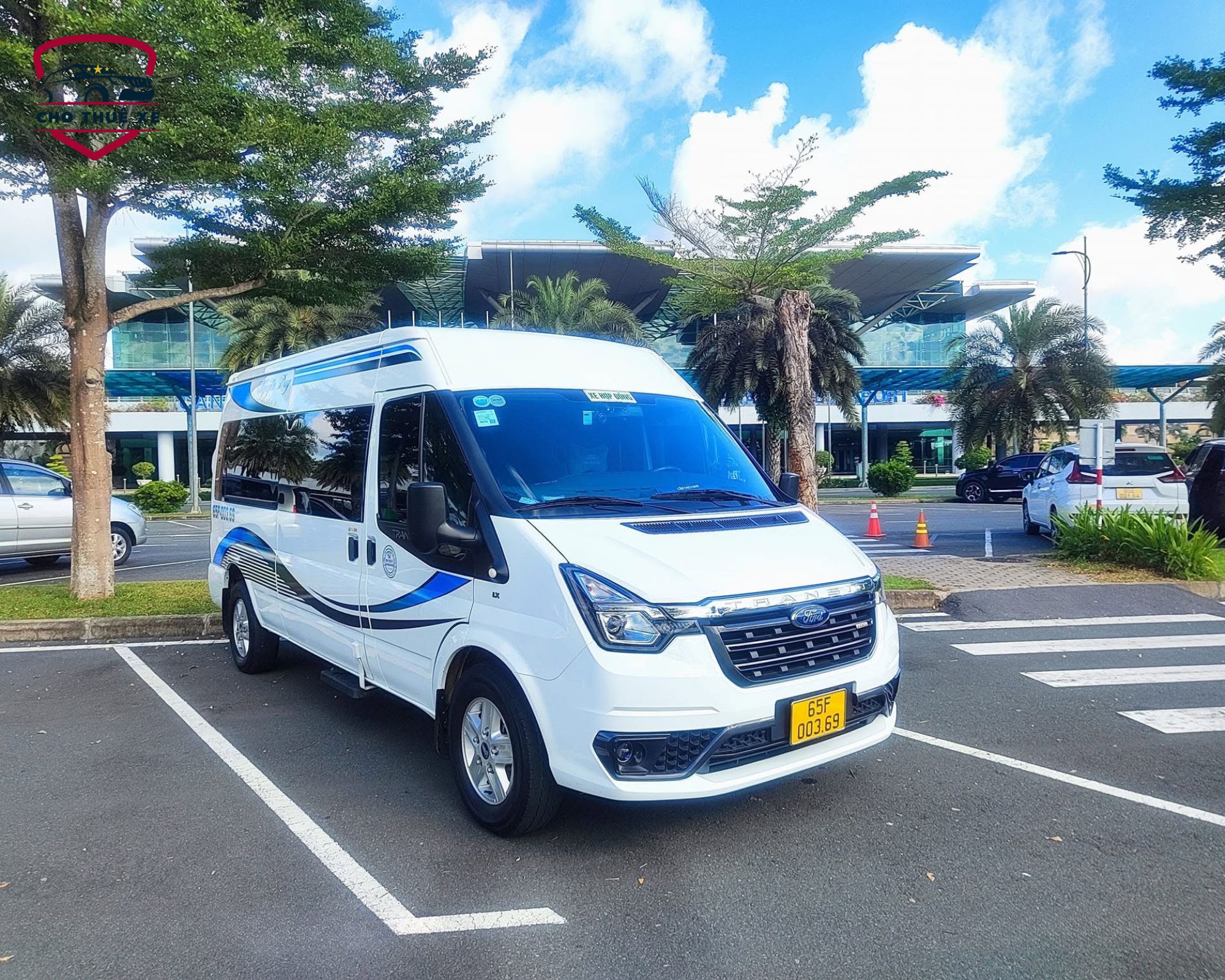 Ford Transit xe khách thương mại lý tưởng cho dịch vụ vận tải du lịch