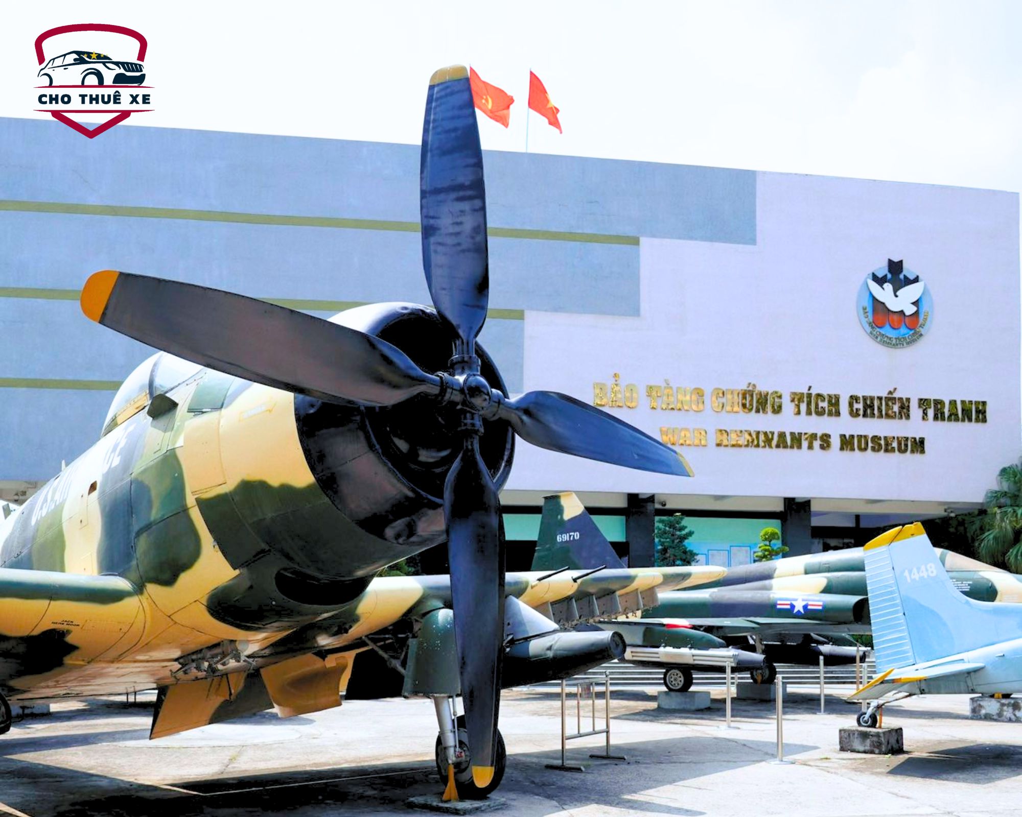 Hình ảnh một số máy bay quân sự khác nhau được trưng bày ngoài trời tại Bảo tàng Chứng tích Chiến tranh