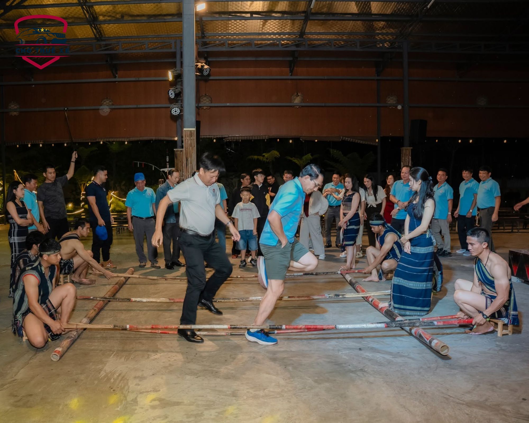 Khách du lịch thích thú trong buổi giao lưu văn hóa cồng chiêng Tây Nguyên