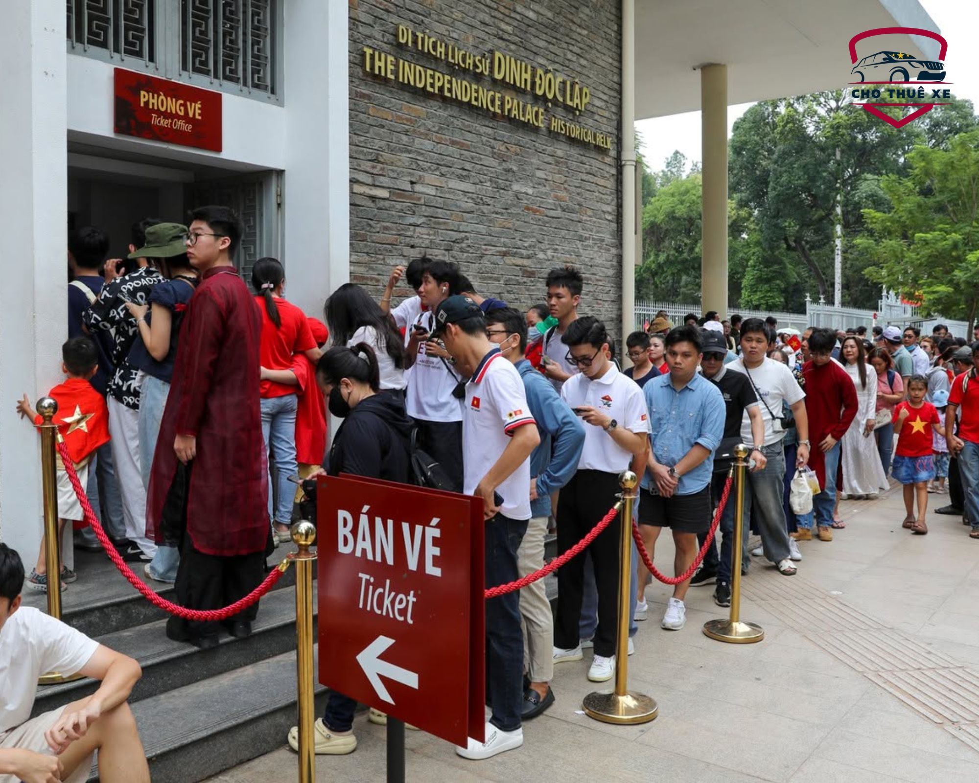 Khách du lịch trong nước và ngoài nước đang xếp hàng rất sớm để mua vé tại Dinh Độc Lập