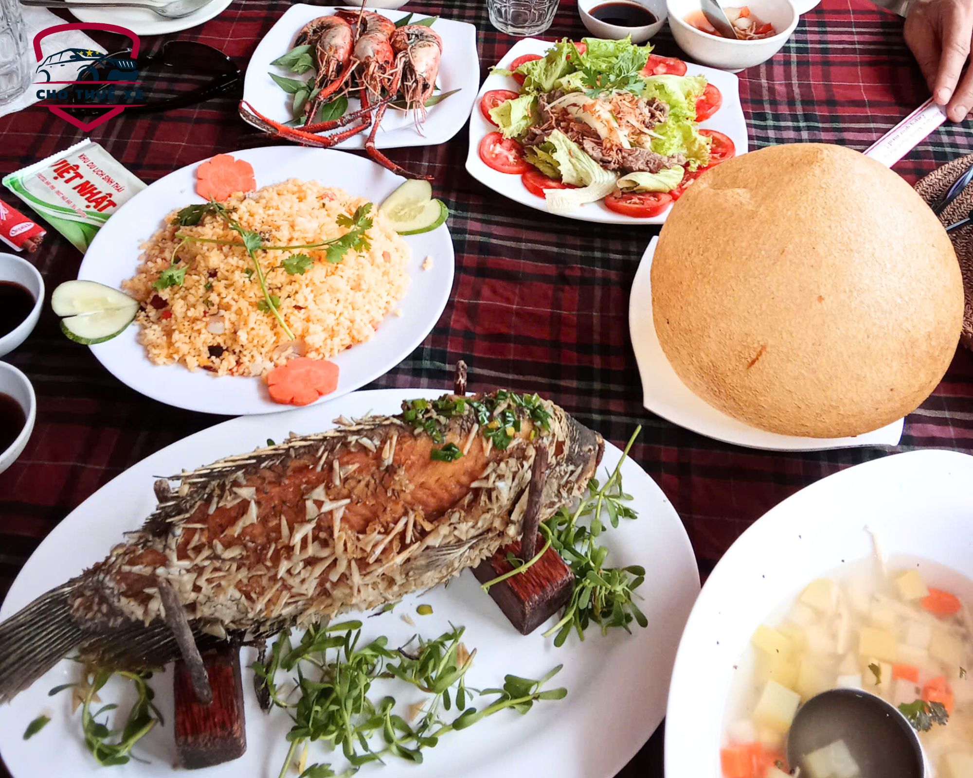 Khám phá ẩm thực Mỹ Tho qua một bữa trưa đa dạng với cơm chiên, tôm, cá và rau xanh