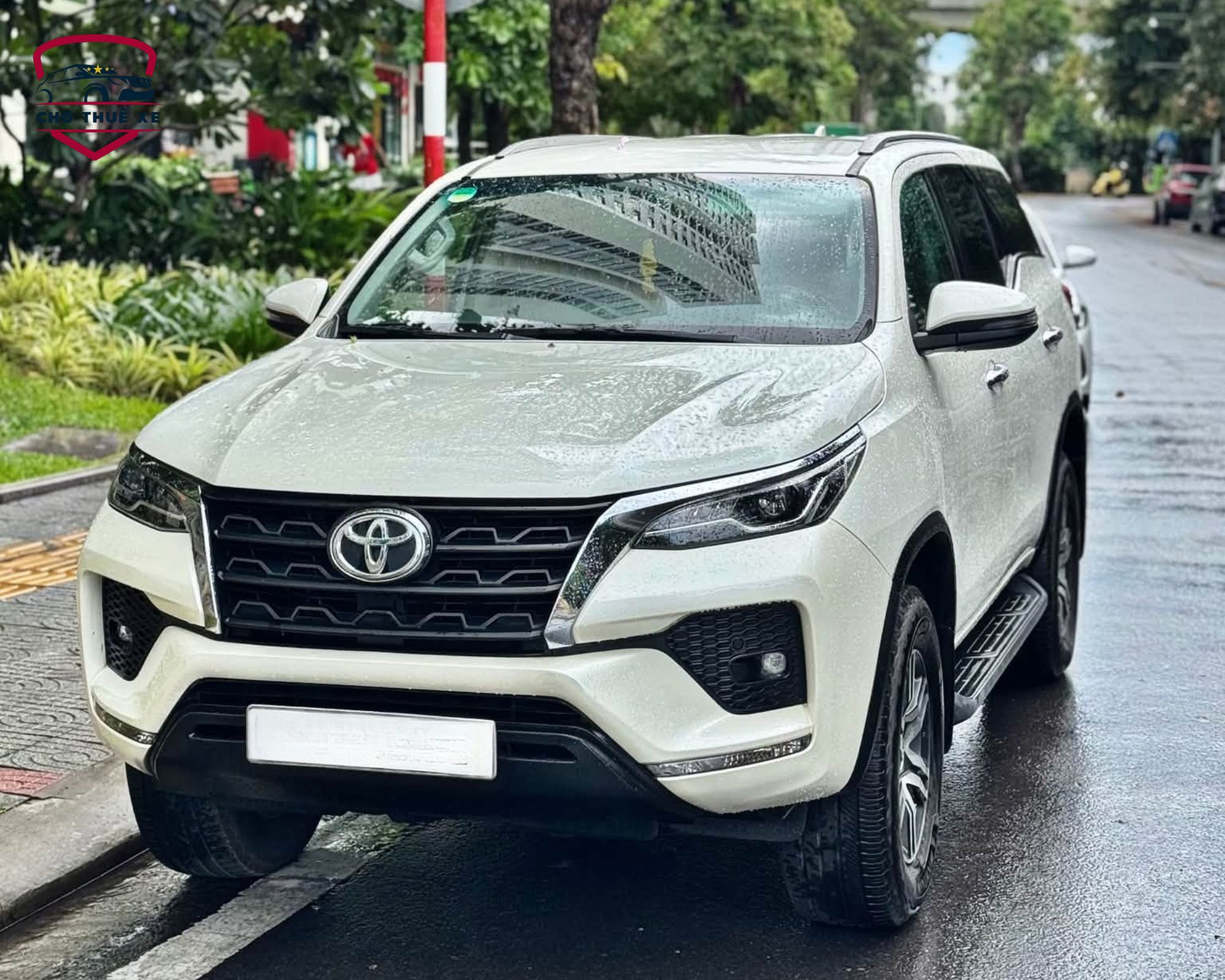 Khám phá ngoại thất hiện đại của dòng xe Toyota Fortuner đời mới chuyên phục vụ cho thuê xe có tài xế