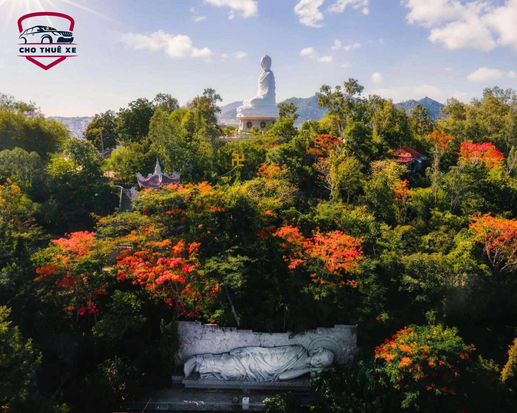 Khung cảnh thanh bình tại Chùa Long Sơn Nha Trang với tượng Phật nằm an nhiên giữa những tán cây và tượng Phật ngồi cao vút trên đồi