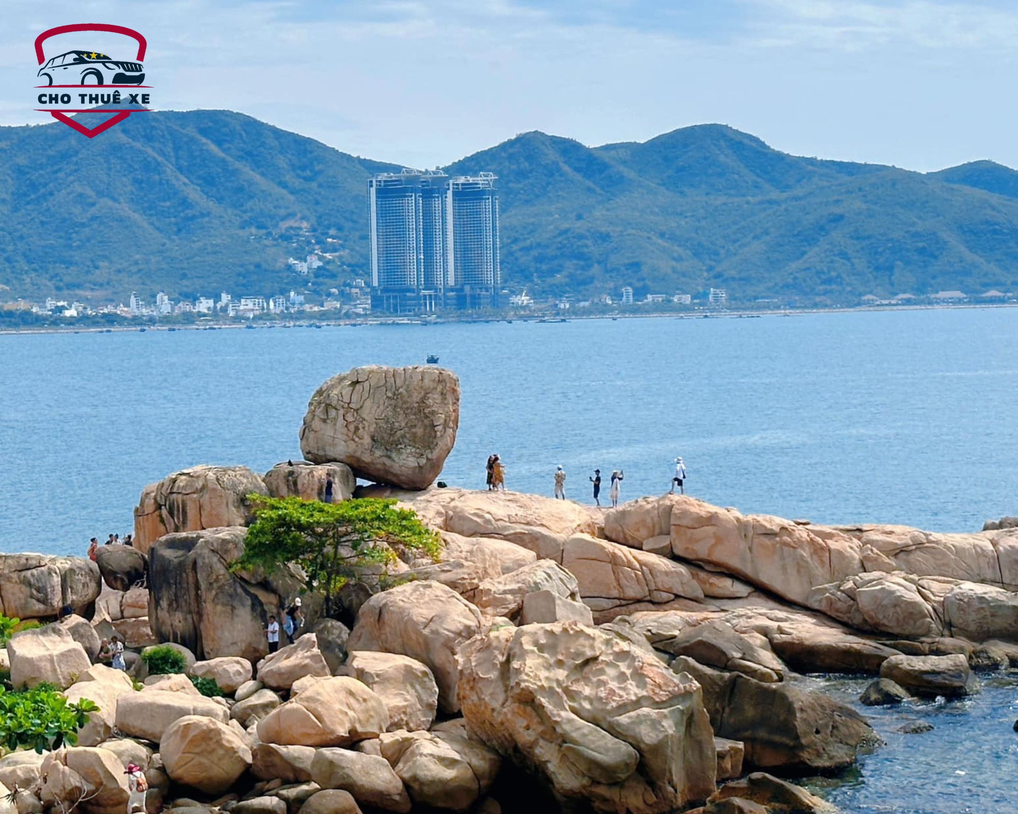 Khung cảnh yên bình tại Hòn Chồng Nha Trang với biển xanh, trời mây và những dãy núi phía xa