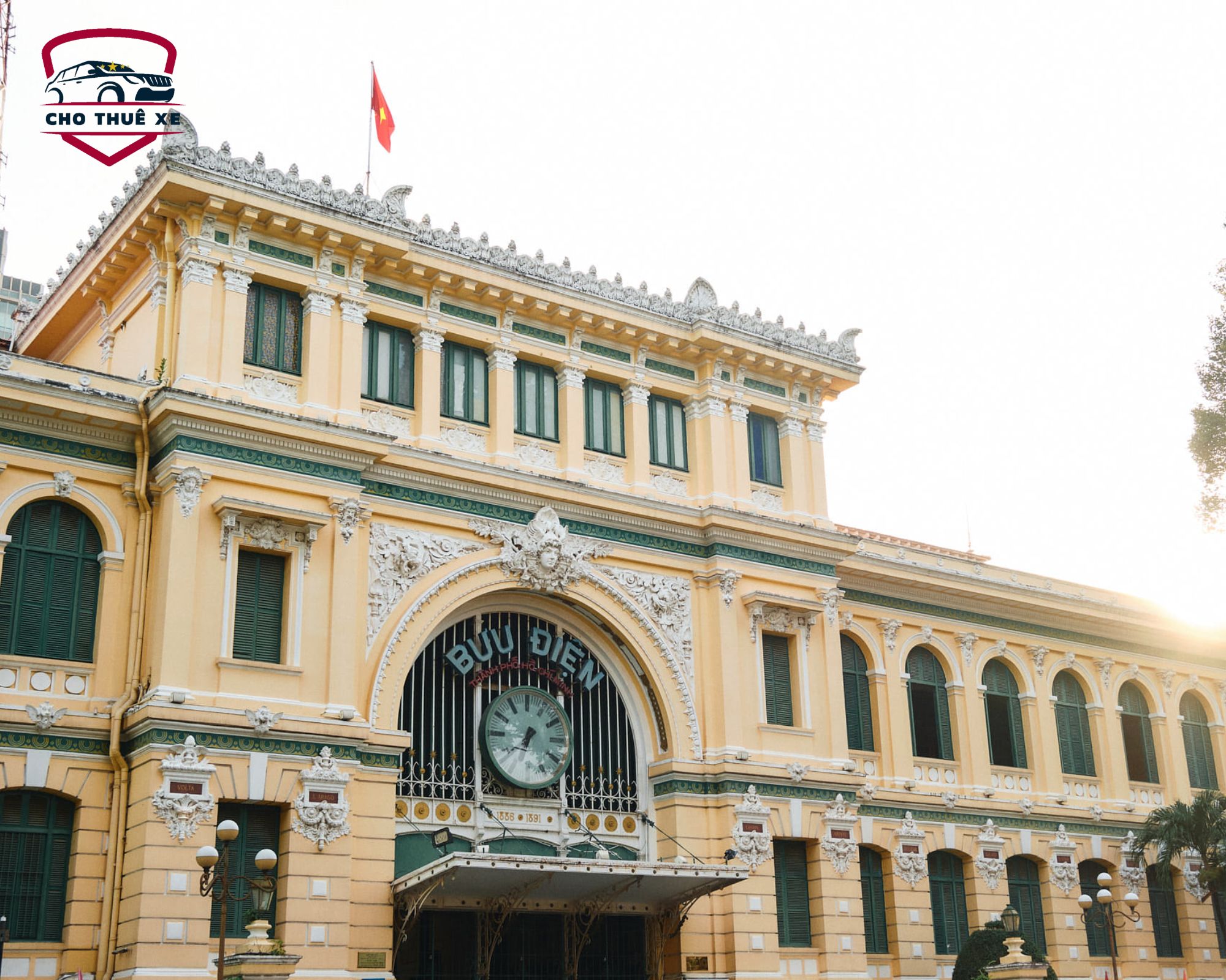 Mặt tiền cổ kính của Bưu điện Thành phố Hồ Chí Minh với kiến trúc Pháp đặc trưng và đồng hồ lớn phía trên cổng chính