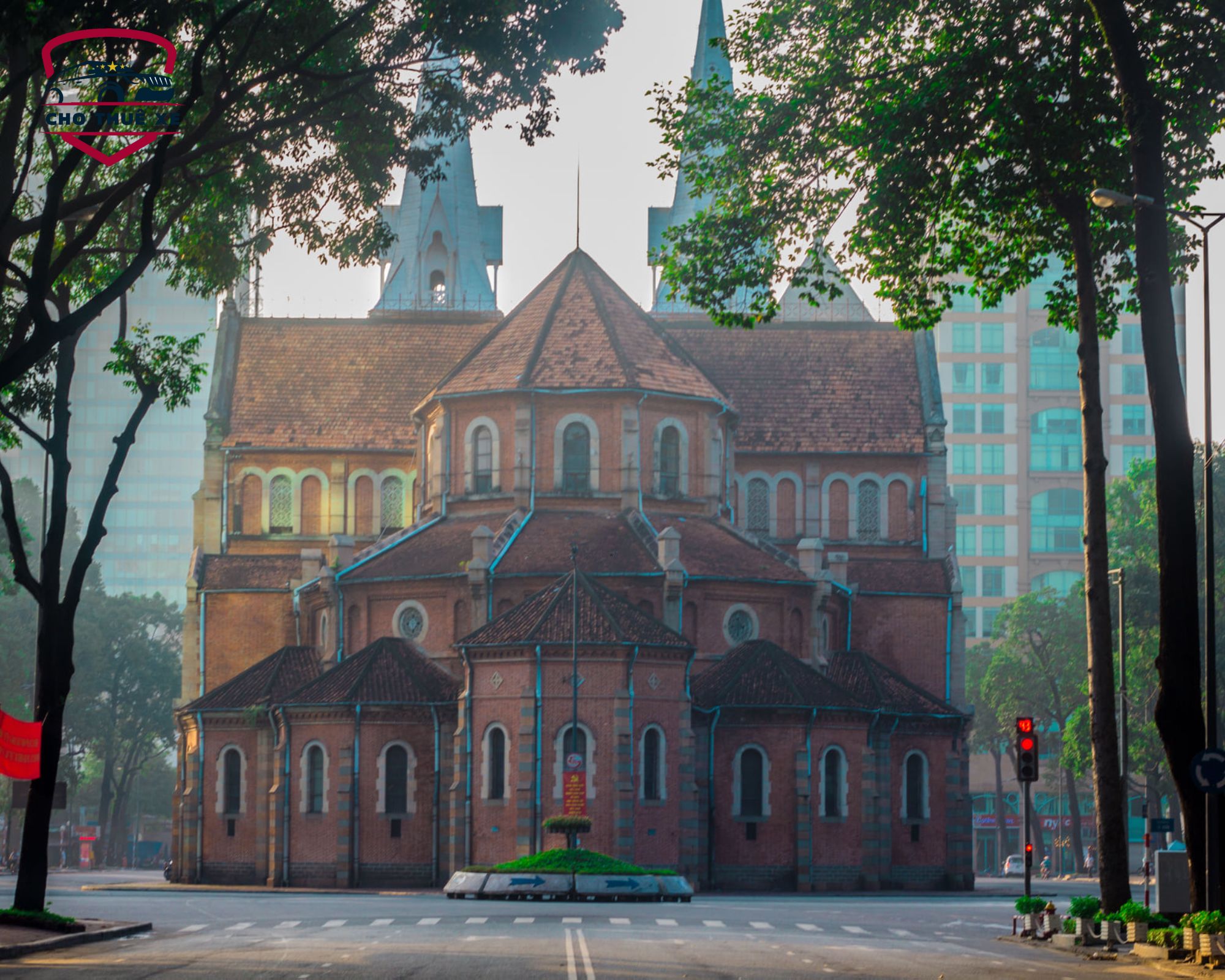 Nhà thờ Đức Bà Sài Gòn với kiến trúc Gothic cổ kính nổi bật giữa khung cảnh đô thị buổi sớm
