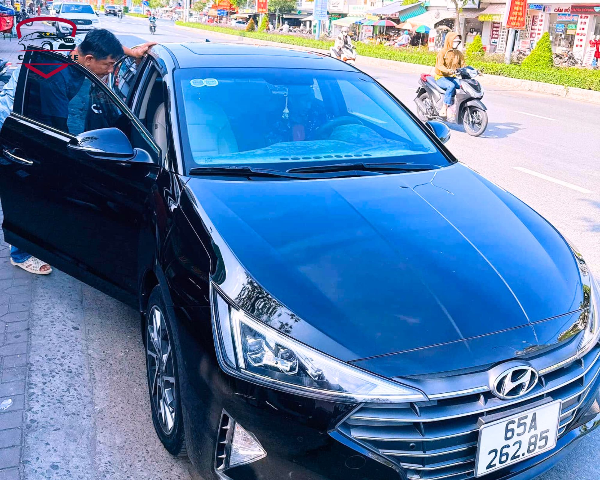 Nhân viên chúng tôi đang hướng dẫn cách sử dụng xe cho khách hàng
