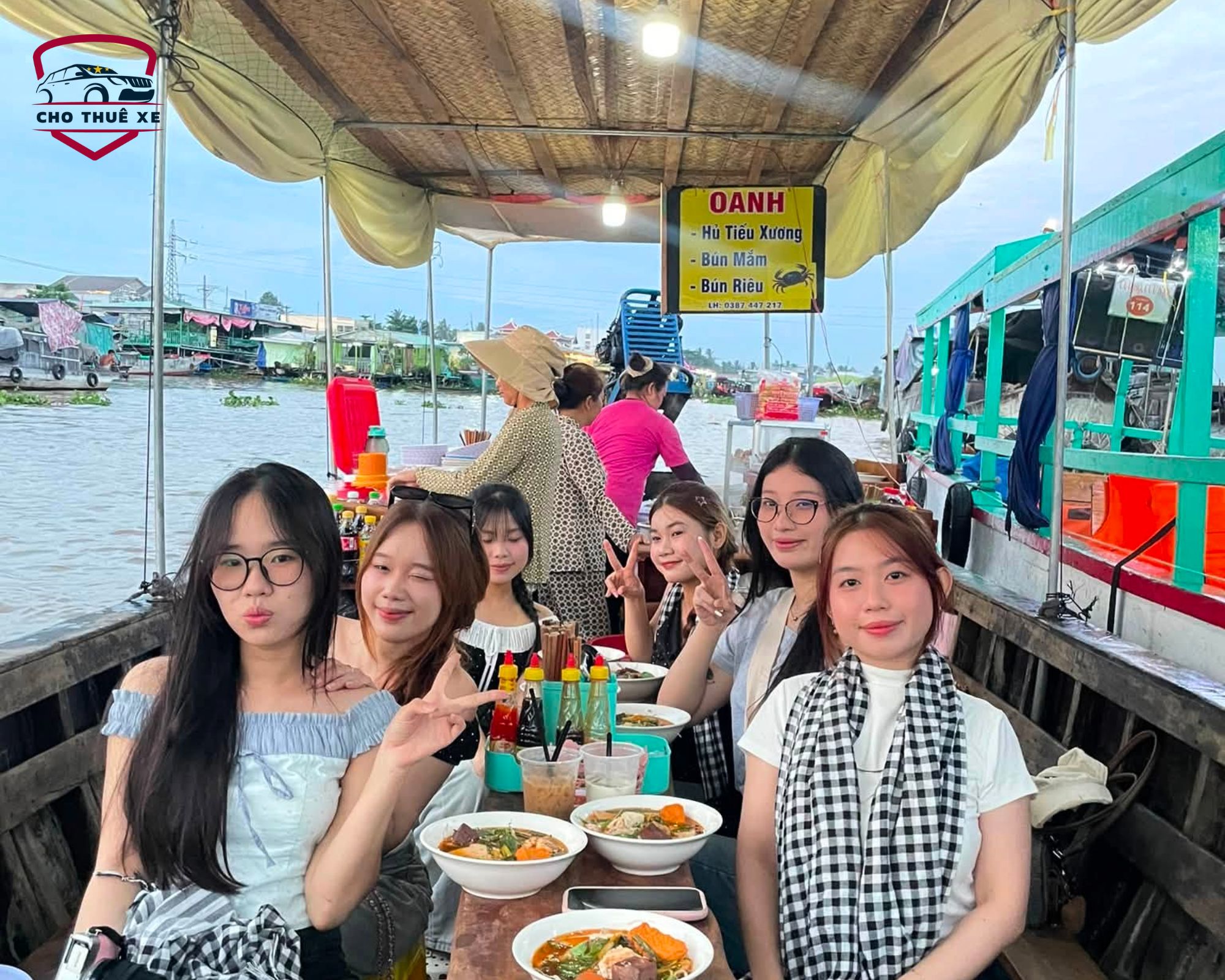 Nhóm du khách trẻ trải nghiệm ăn sáng trên ghe lênh đênh trên chợ nổi Cái Răng