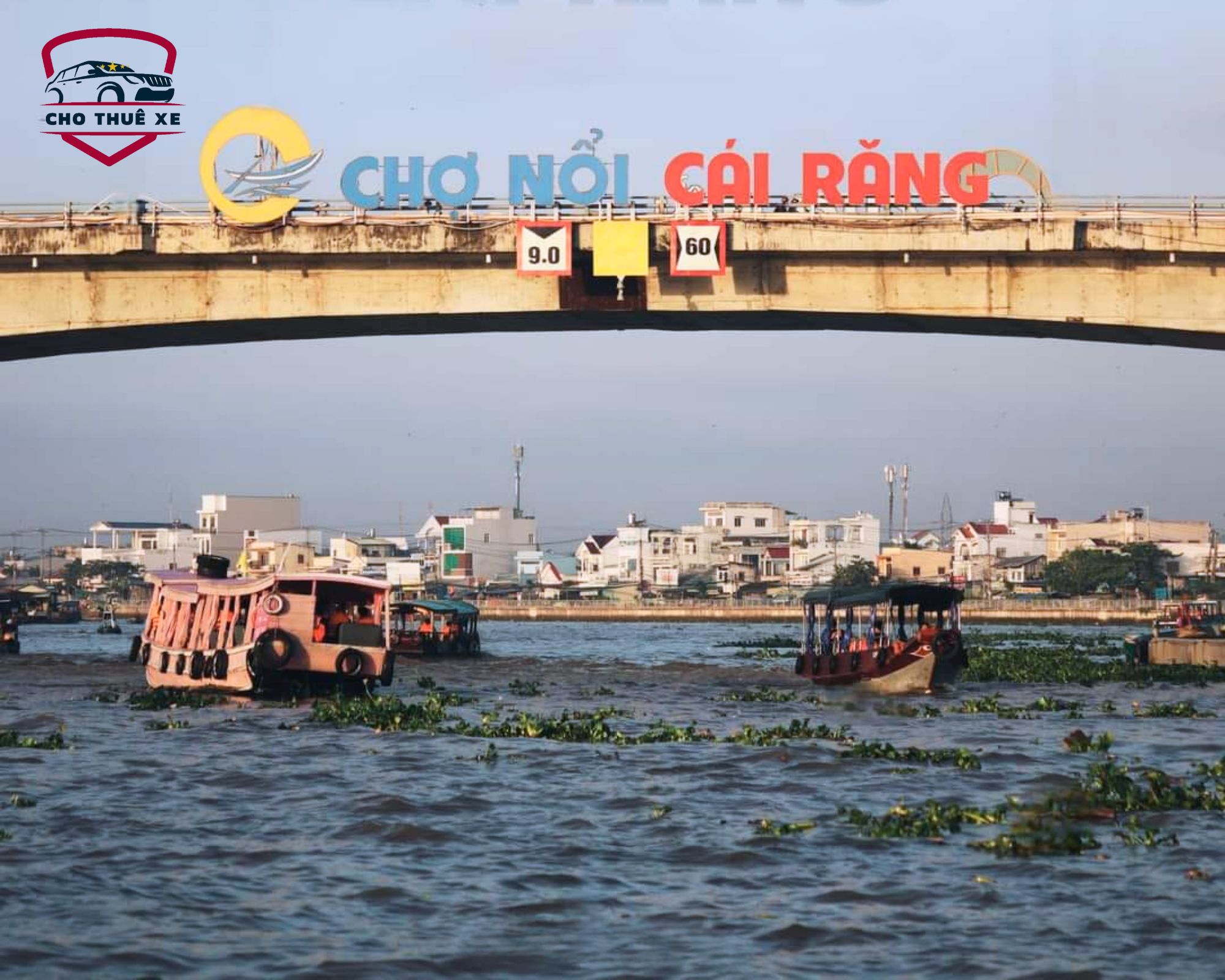 Những chiếc thuyền chở trái cây, nông sản và đồ ăn sáng tại Chợ nổi Cái Răng, tạo nên một bức tranh sống động trên sông