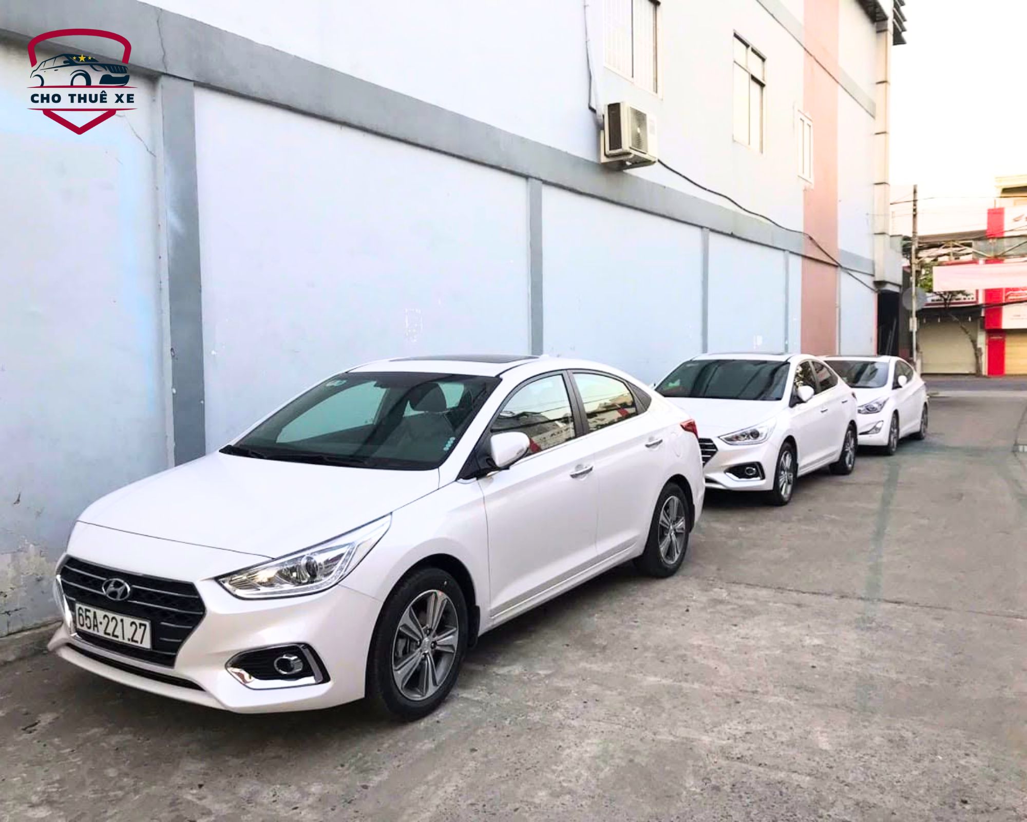 Những chiếc xe bốn chỗ đang phục vụ nhân viên đi khảo sát nhà máy