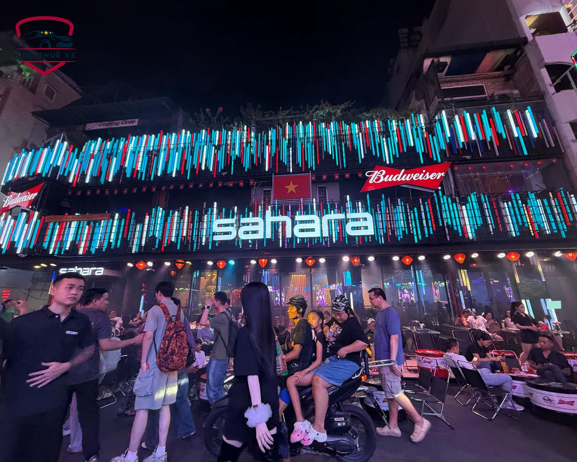 Những quán pub và club lấp lánh ánh đèn và ấm nhạc sôi động