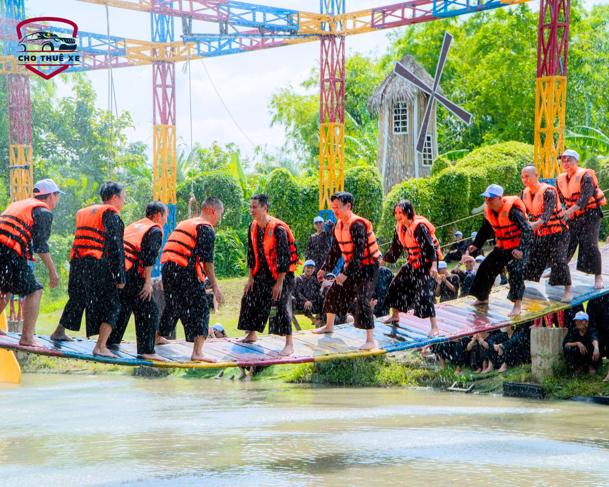 Những vị khách đang vui vẻ chơi trò chơi dân gian tại Khu du lịch Mỹ Khánh