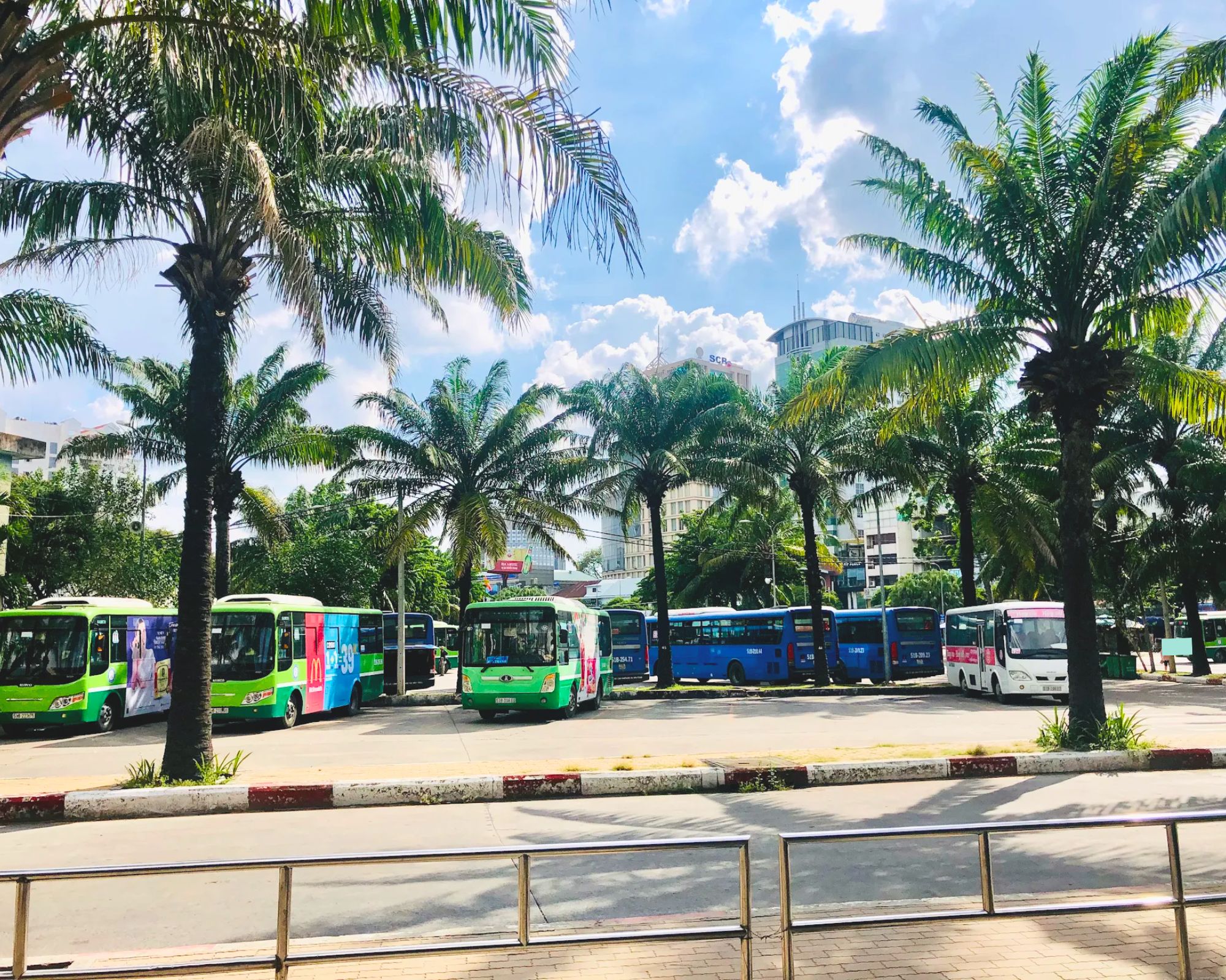 Phương tiện xe bus công cộng sẽ là phương án tối ưu và tiết kiệm