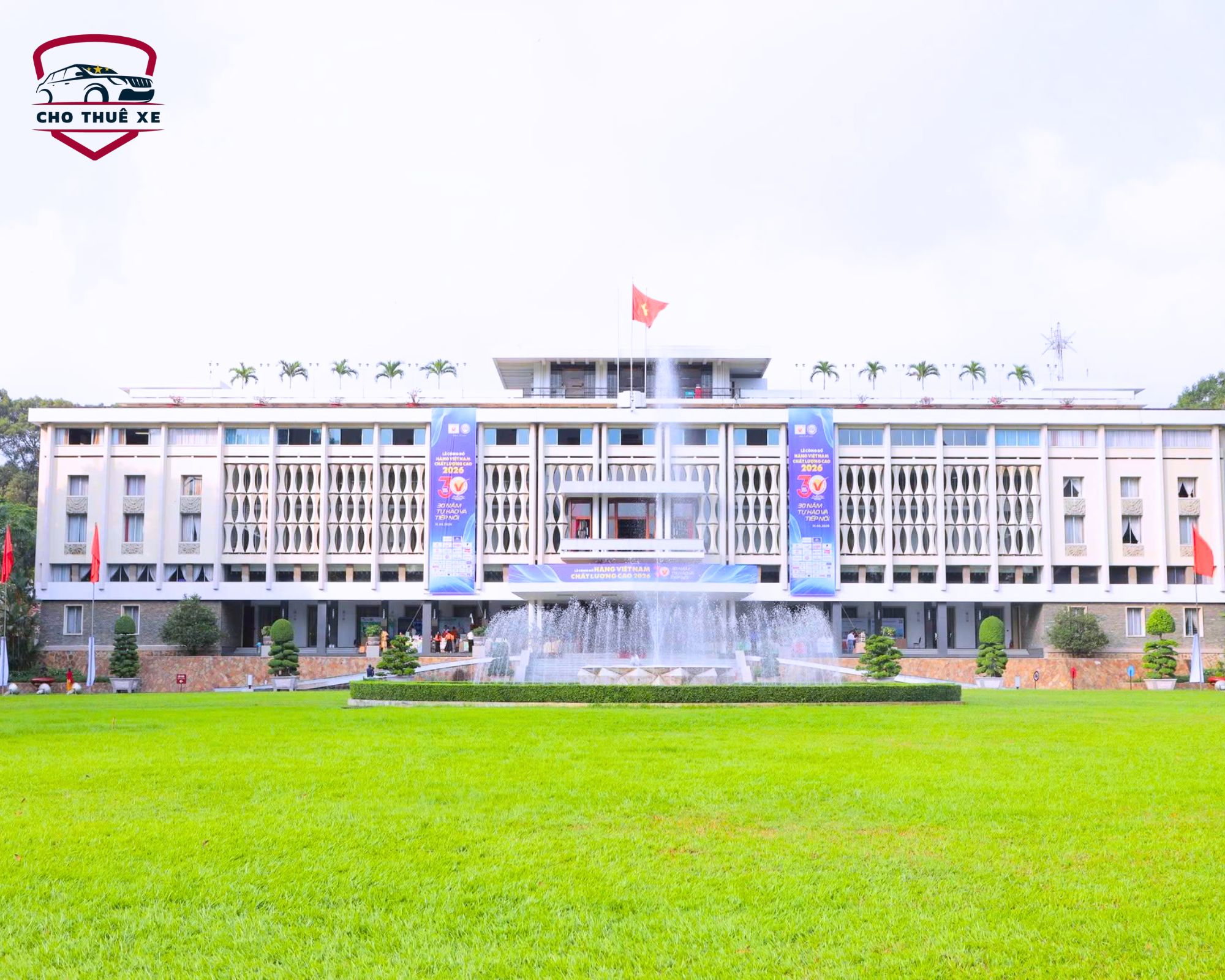Toàn cảnh Dinh Độc Lập di tích lịch sử quốc gia tại trung tâm Sài Gòn với kiến trúc hiện đại thân thiện với thiên nhiên, đài phun nước nghệ thuật và sân vườn rộng thoáng
