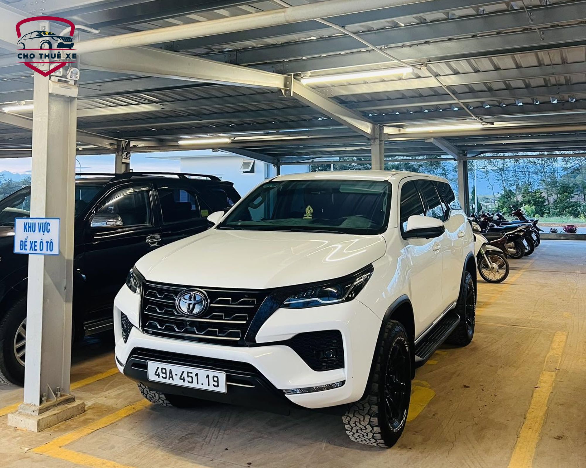 Toyota Fortuner đang chờ khách tại khách sạn