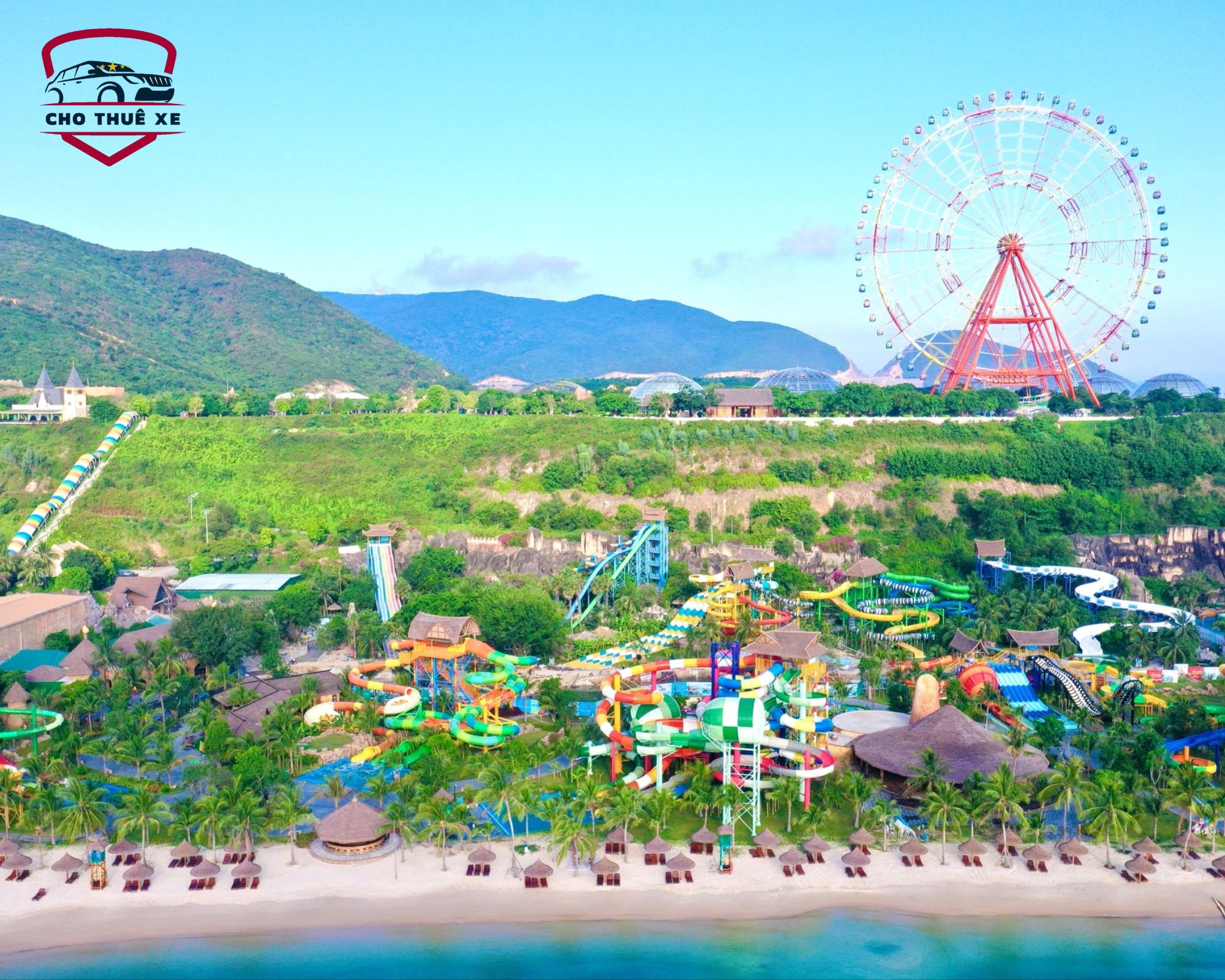 VinWonders Nha Trang nhìn từ trên cao với biển xanh, bãi cát trắng, công viên nước sôi động và vòng đu quay khổng lồ