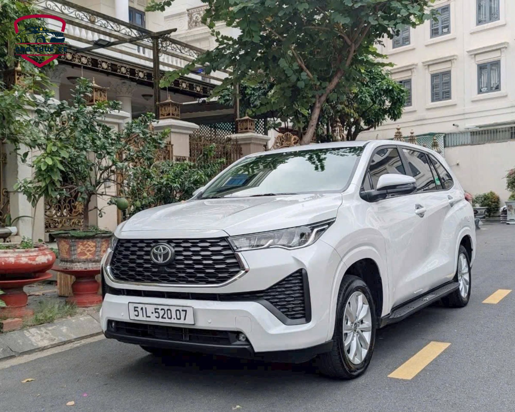 Xe 7 chỗ tự lái đậu bên lề đường có vạch kẻ vàng để đối chiếu tình trạng xe khi bàn giao