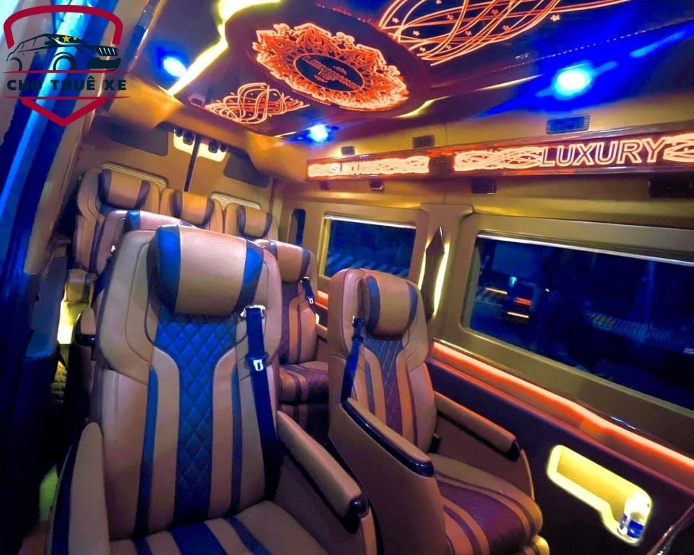 Xe limousine được trang bị nội thất tiện nghi, hiện đại