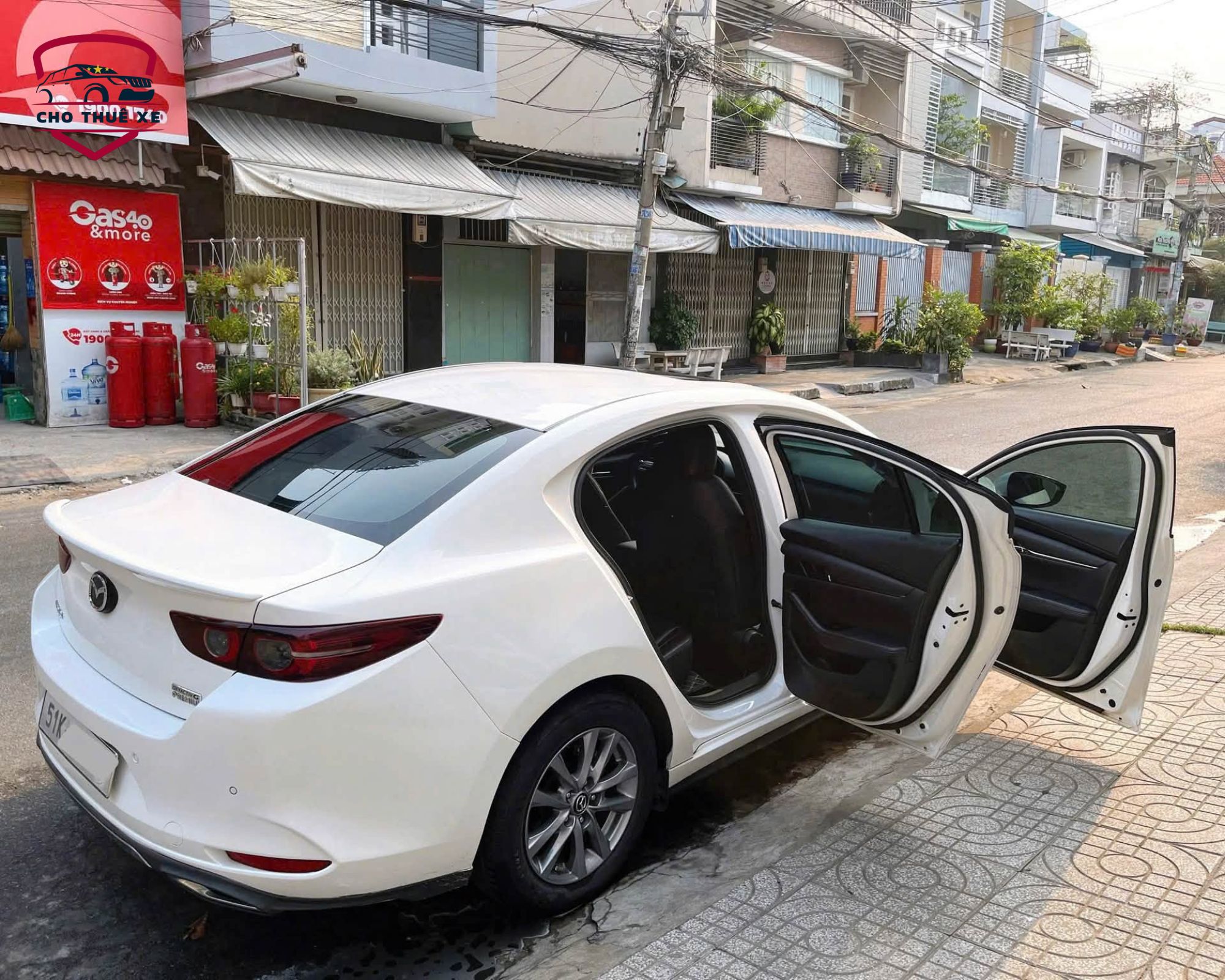 Xe trắng đậu ven đường chờ bàn giao sau khi hoàn tất đặt xe tại Sài Gòn Xuân Phát