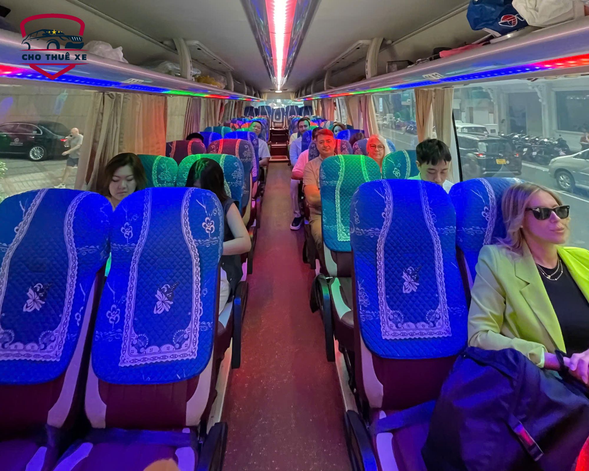 Di chuyển thoải mái, tiện nghi với dịch vụ thuê xe đưa đón sân bay 45 chỗ