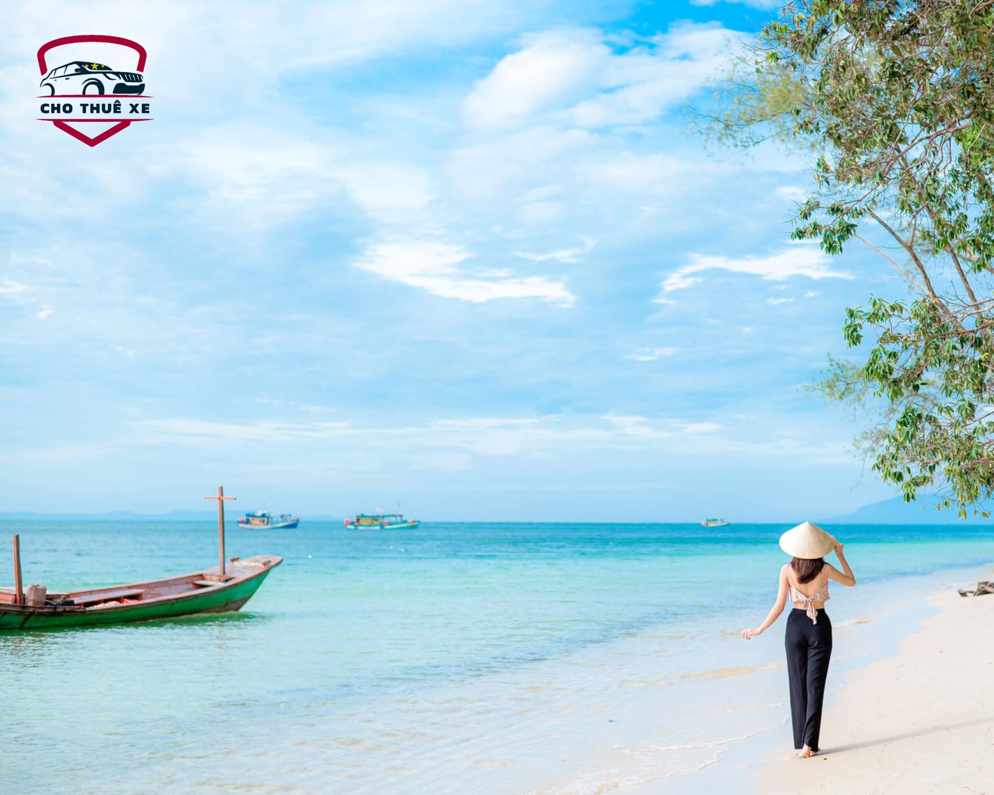 Khung cảnh thanh bình tại một bãi biển ở Rạch Vẹm với thuyền và người phụ nữ đội nón lá