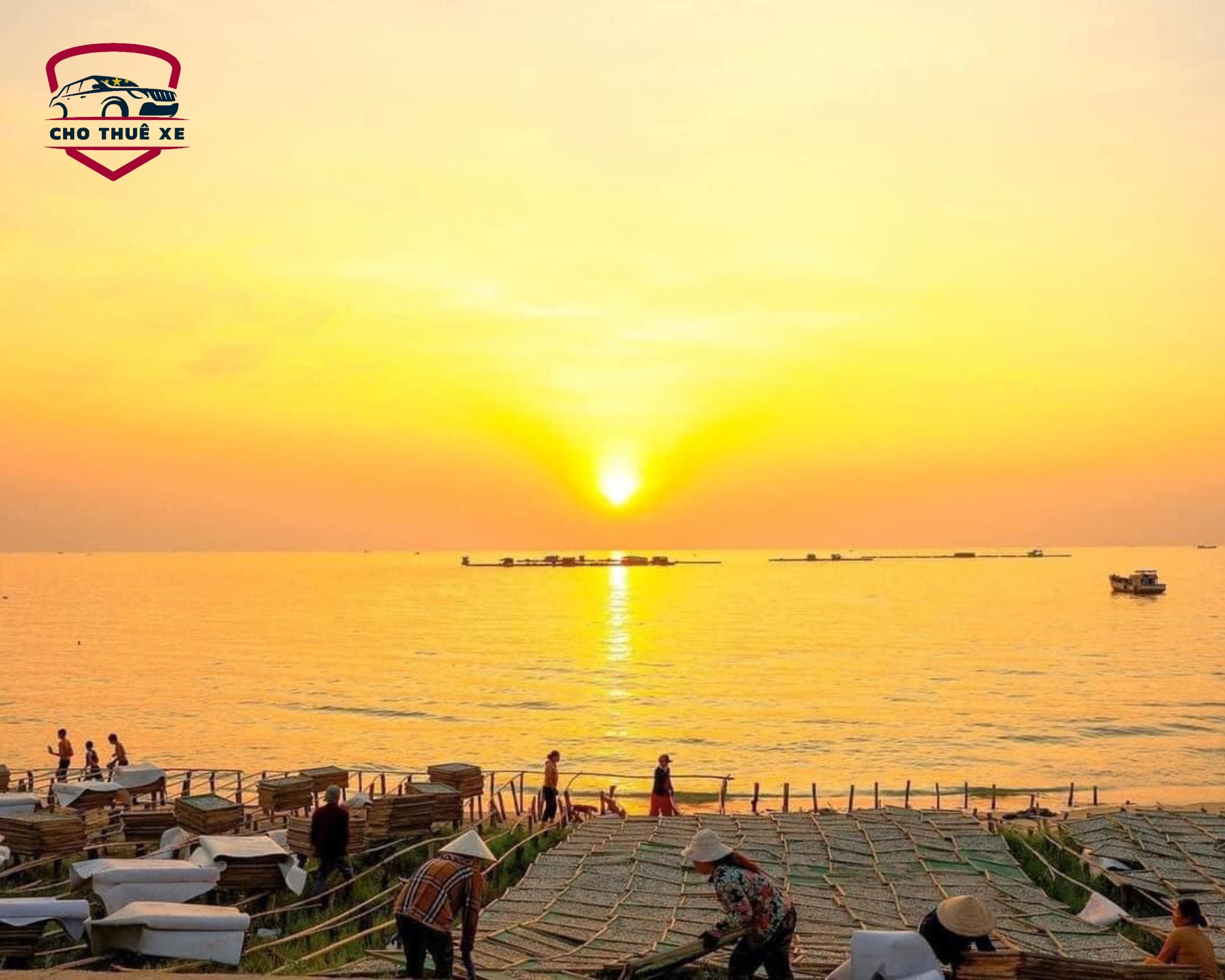 Người dân làng chài Hàm Ninh đang làm việc trên bãi biển lúc hoàng hôn