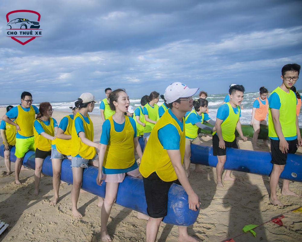 Chơi team building tại bãi biển