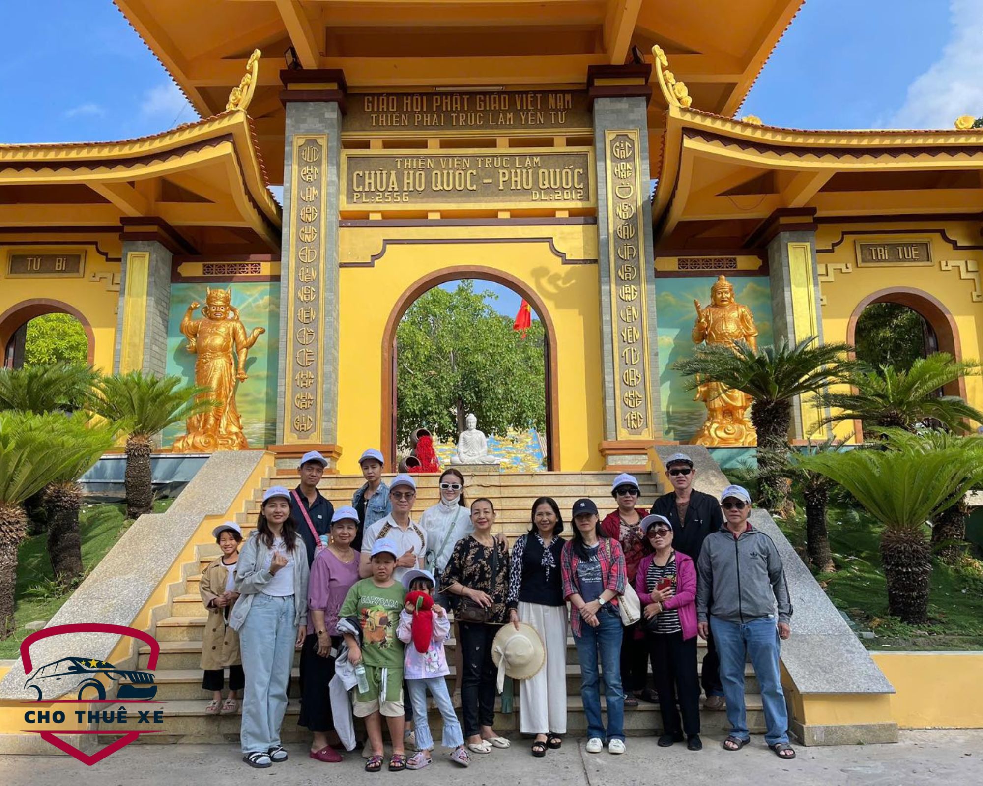 Chụp ảnh trước cổng Chùa Hộ Quốc