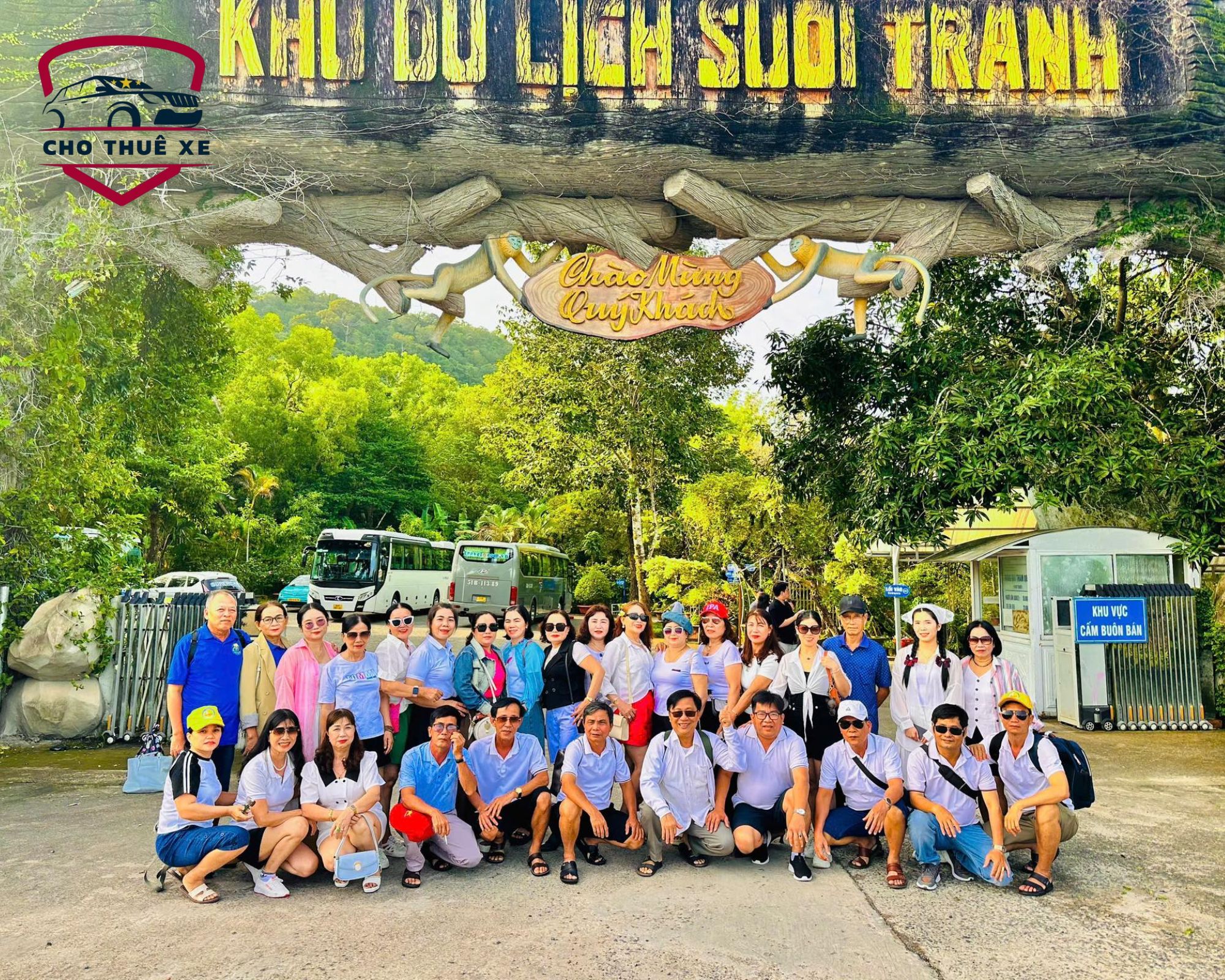 Đoàn check in tại cổng khu du lịch Suối Tranh