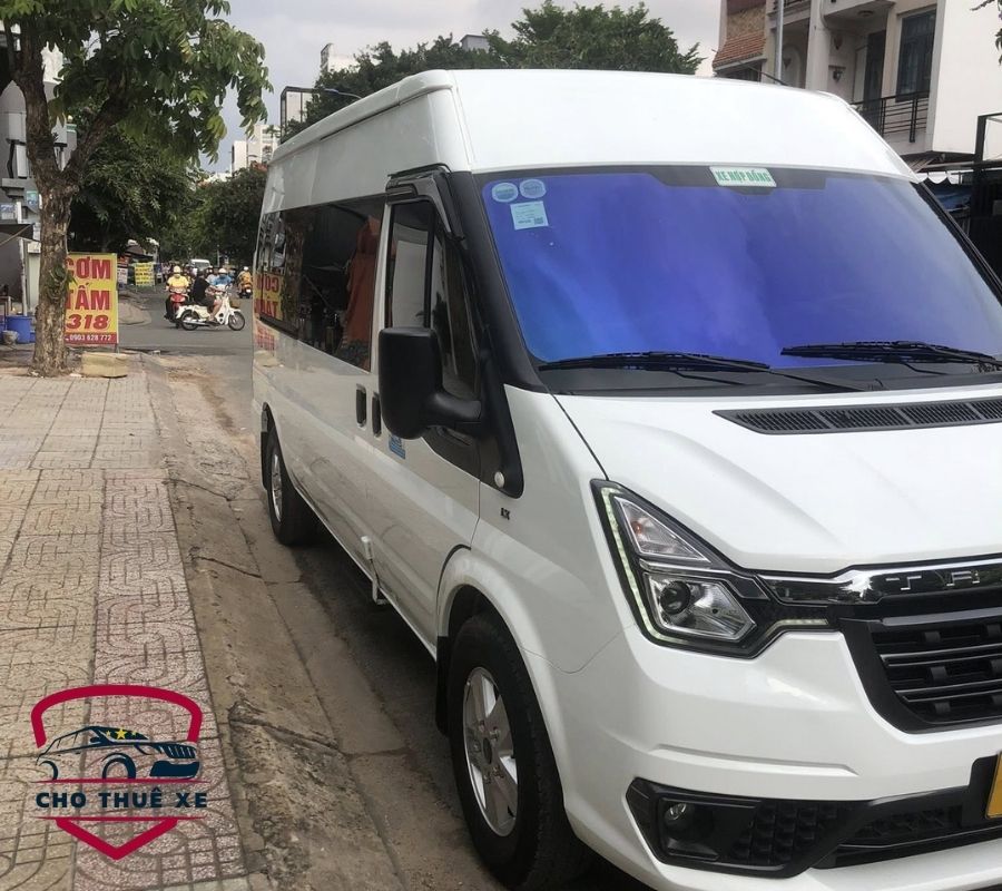 Ford Transit 16 chỗ màu trắng