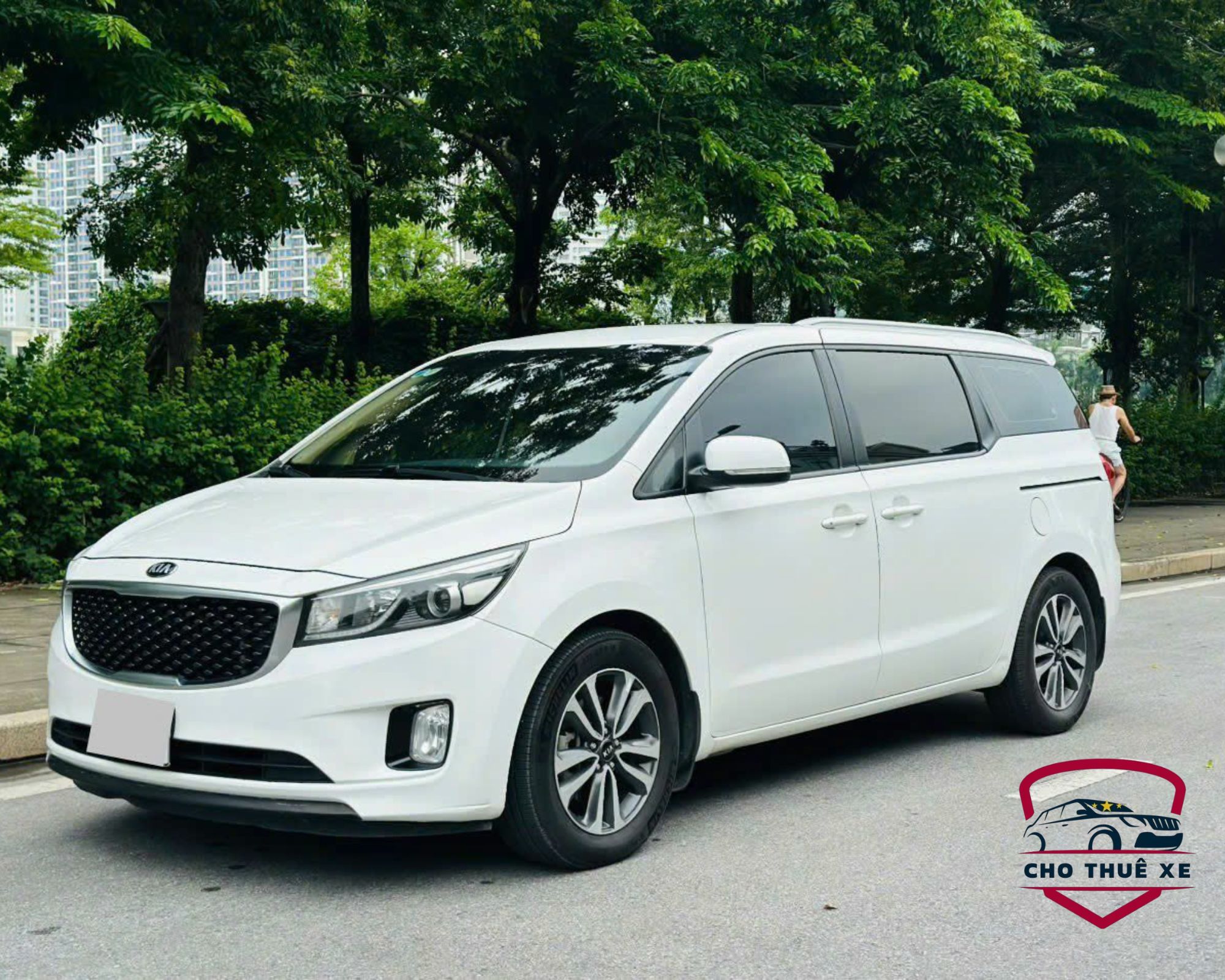 Xe Kia Sedona màu trắng