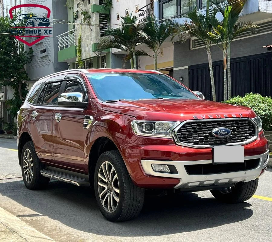 Xe Ford Everest màu đỏ sáng bóng đời mới