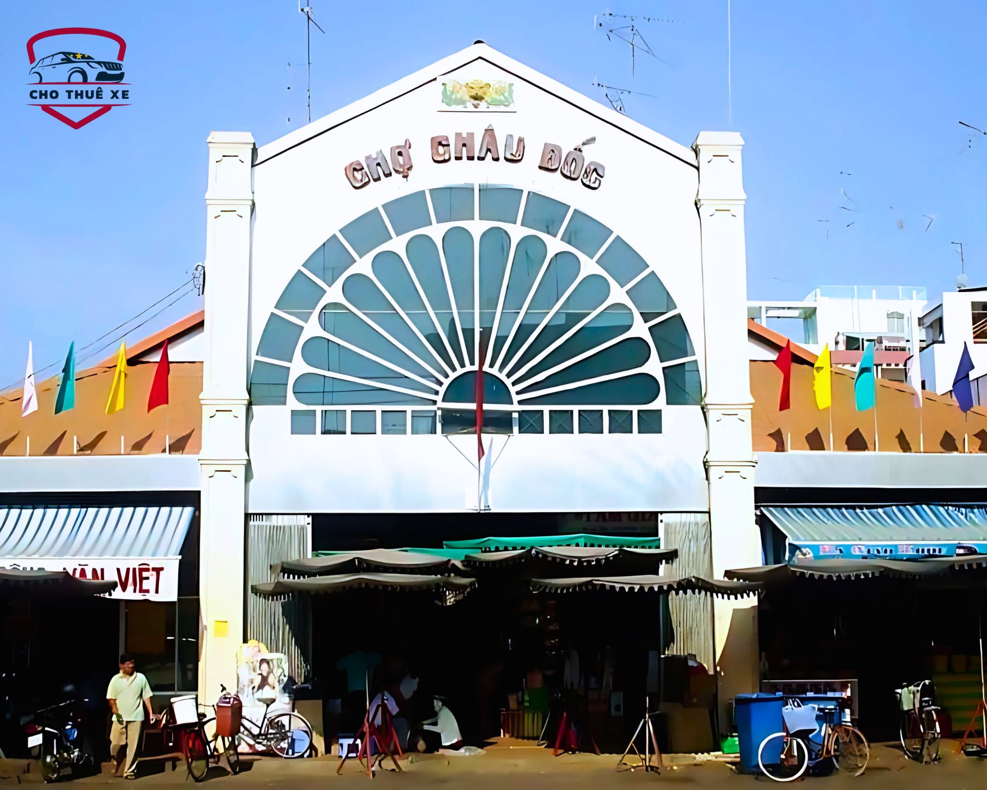Chợ Châu Đốc với kiến trúc đặc trưng, là trung tâm mua sắm và khám phá ẩm thực địa phương