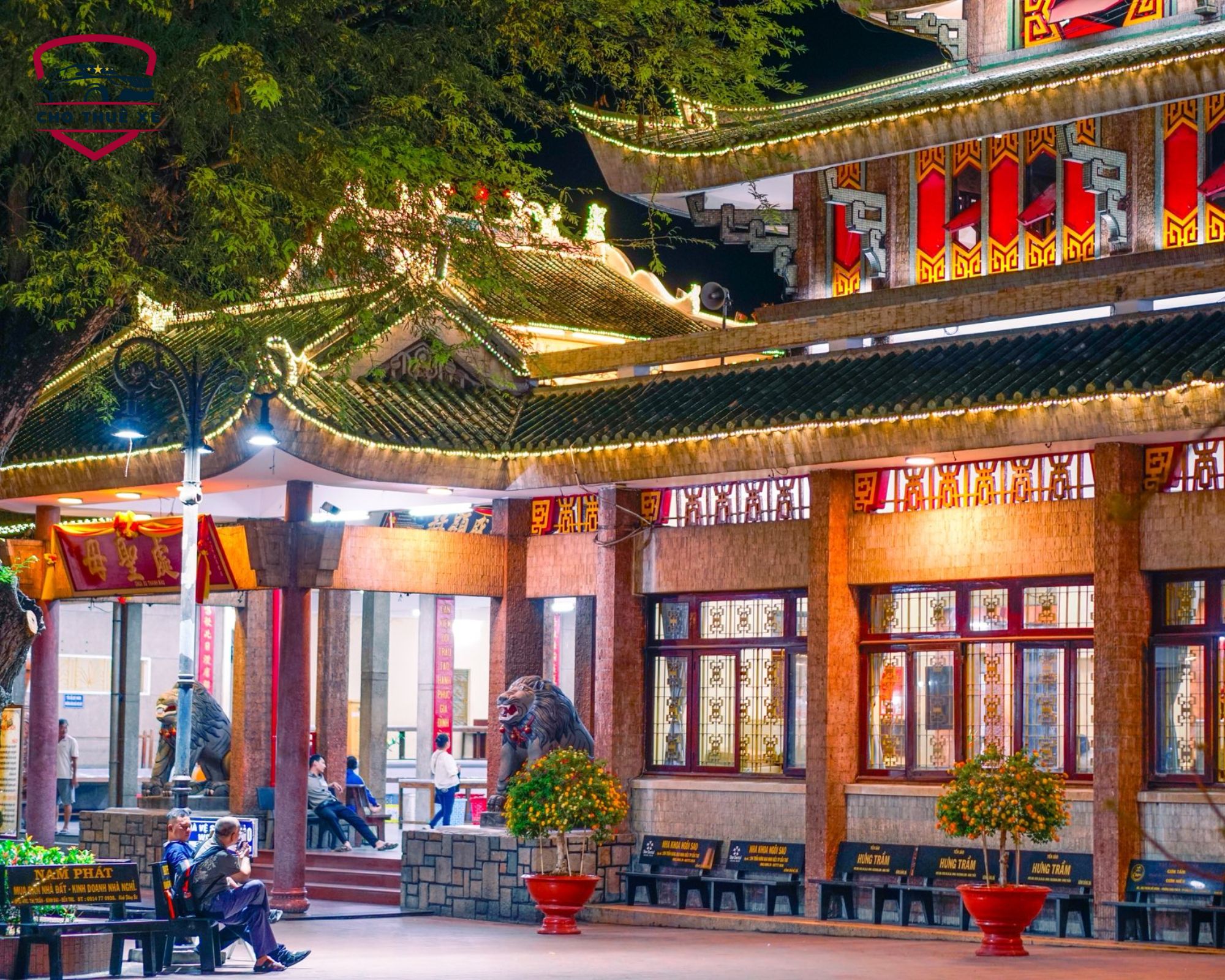 Khung cảnh Miếu Bà Chúa Xứ Núi Sam được thắp sáng về đêm, điểm đến nổi tiếng khi thuê xe đi Châu Đốc
