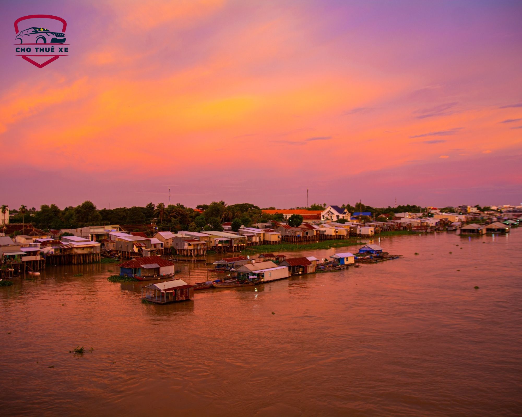 Khung cảnh bình yên của làng bè Châu Đốc với những ngôi nhà nổi trên sông dưới bầu trời hoàng hôn rực rỡ