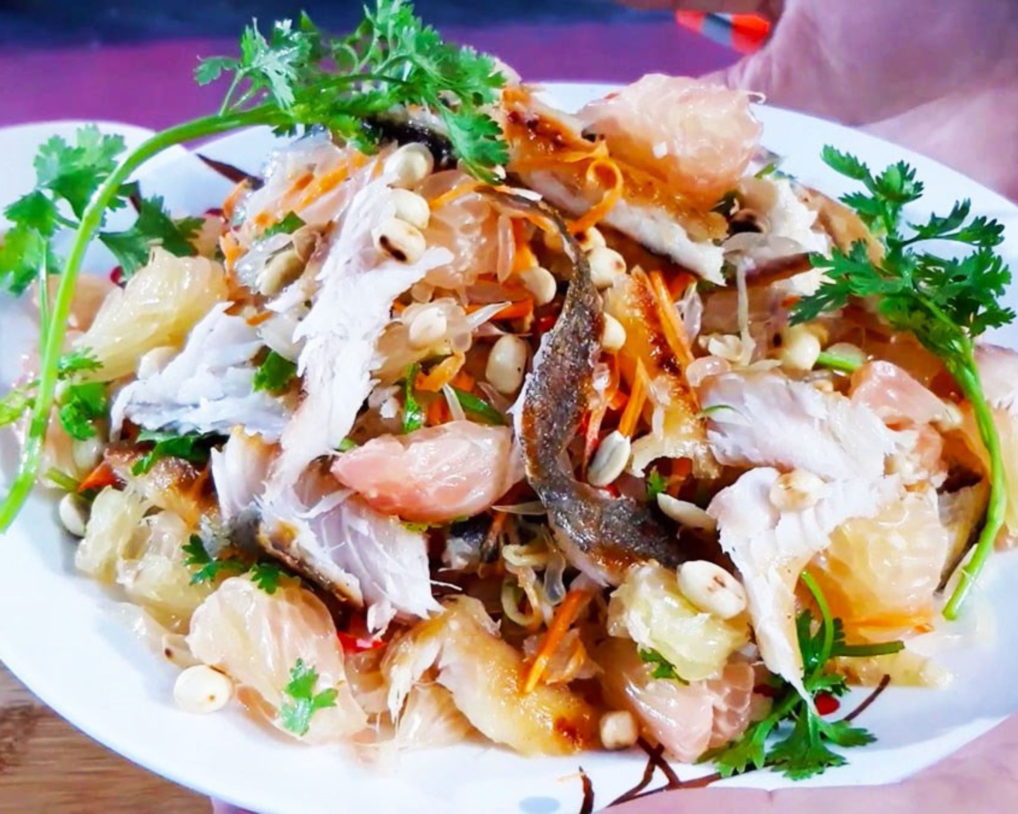 Món gỏi bưởi khô cá lóc hấp dẫn, hương vị hài hòa làm say lòng thực khách