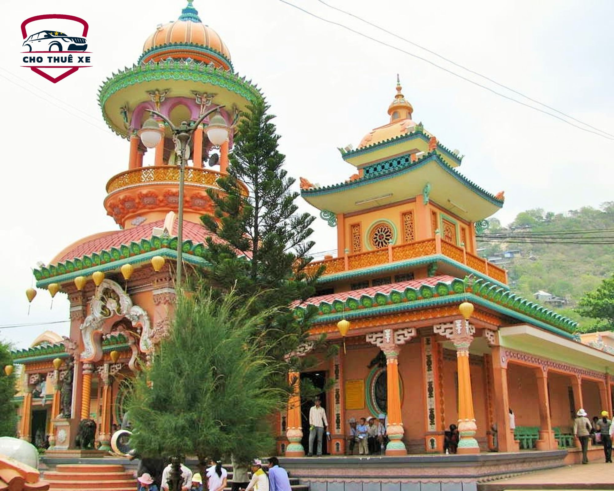 Ngôi chùa Tây An Cổ Tự nổi bật giữa cảnh quan, là điểm đến thu hút du khách và Phật tử