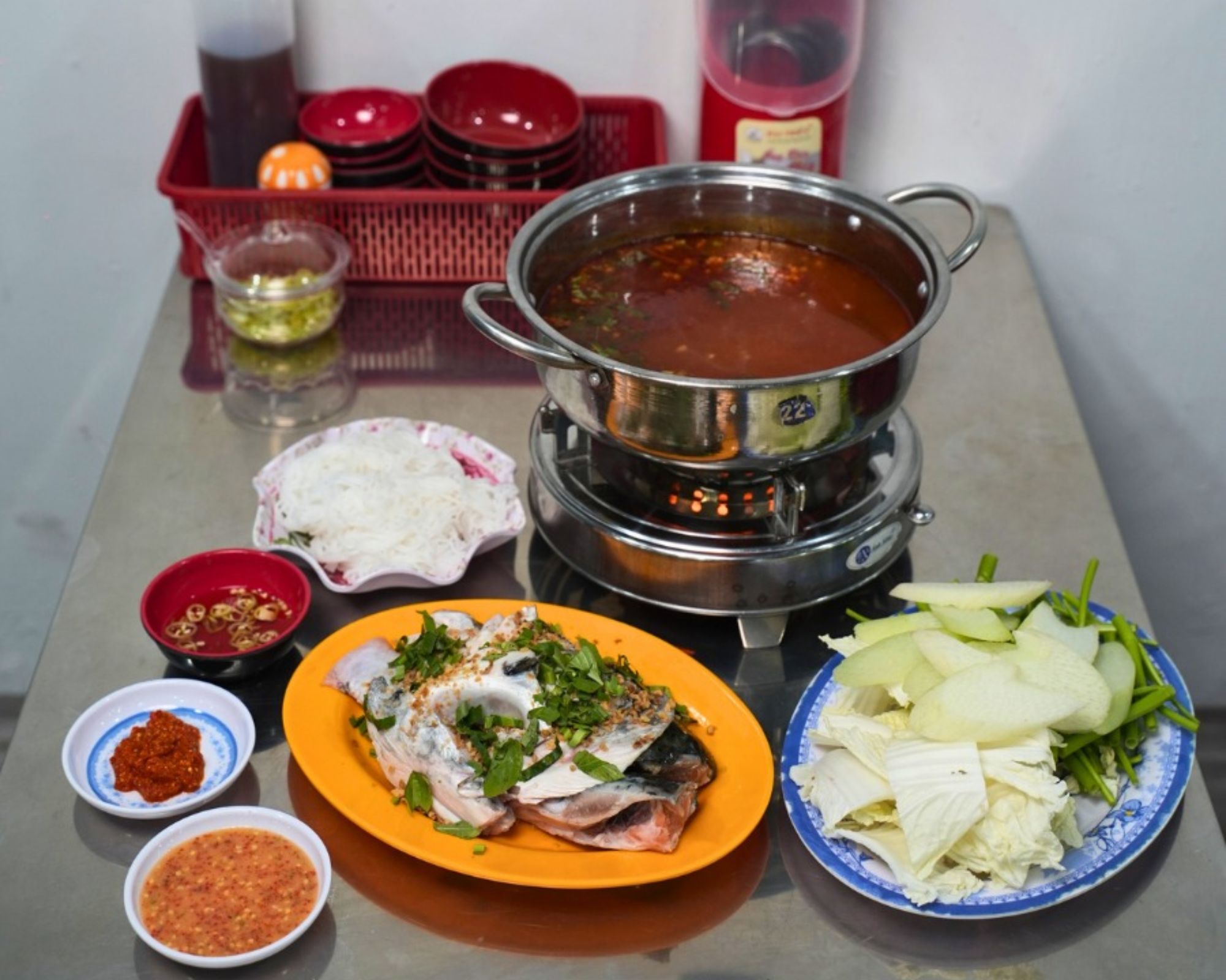 Nồi lẩu cá bông lau hấp dẫn với đầy đủ rau sống và bún tươi, sẵn sàng làm hài lòng mọi thực khách