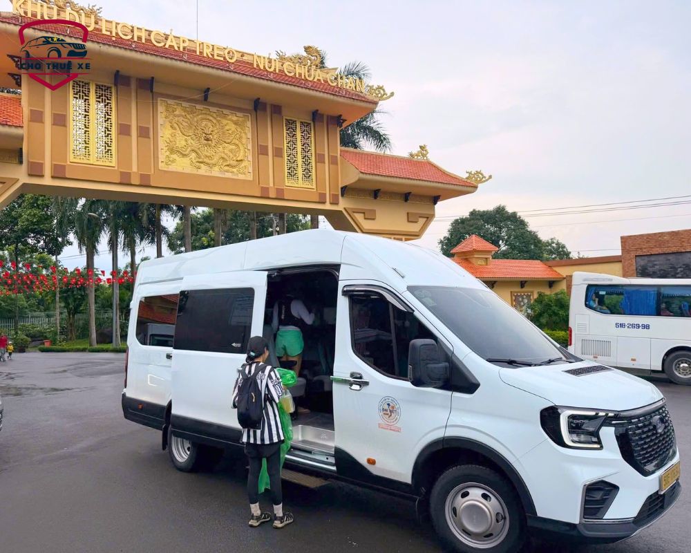 Thuê xe 16 chỗ đi hành hương núi Chứa Chan, đưa đoàn phật tử đến cổng khu du lịch cáp treo