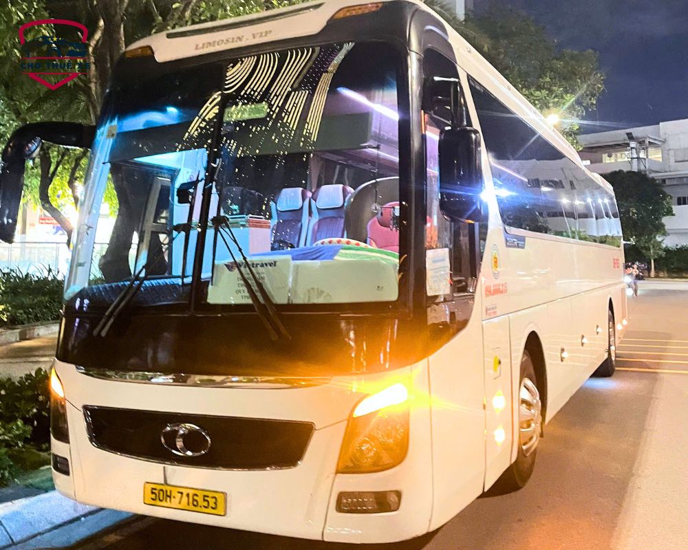 Xe 45 chỗ đi lễ chùa ban đêm, đèn sáng, nội thất thoải mái và an toàn